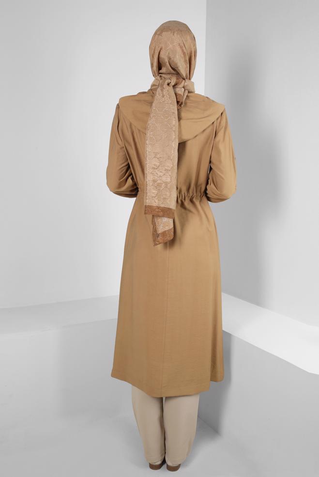 Tesettür giyim TABA KAPÜŞONLU BELİ BÜZGÜLÜ TRENÇKOT 10780 - ALVİNA