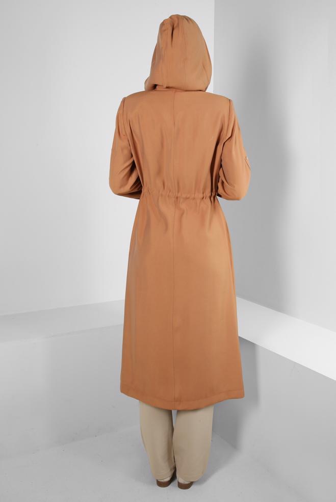 Tesettür giyim KAHVE KAPÜŞONLU BELİ BÜZGÜLÜ TRENÇKOT 10780 - ALVİNA