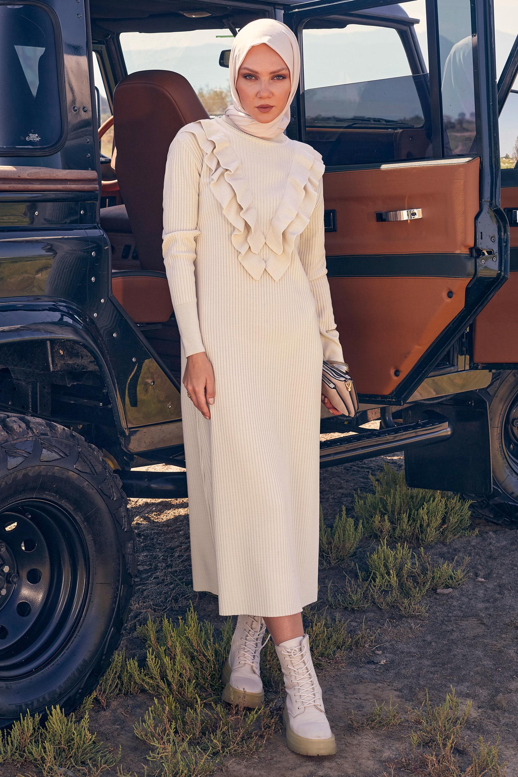 Tesettür giyim BEJ FIRFIR DETAYLI TRİKO ELBİSE 44022