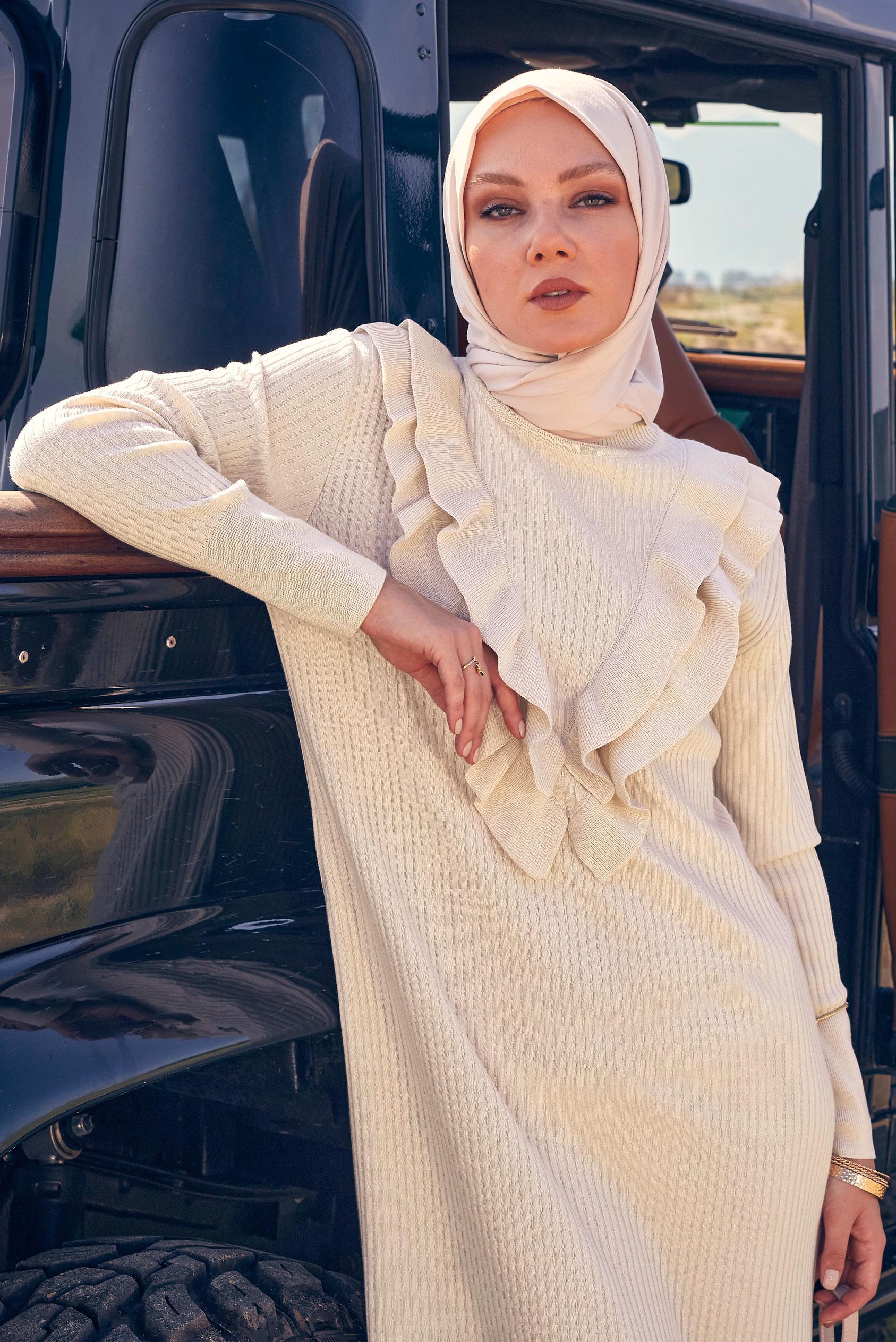 Tesettür giyim BEJ FIRFIR DETAYLI TRİKO ELBİSE 44022