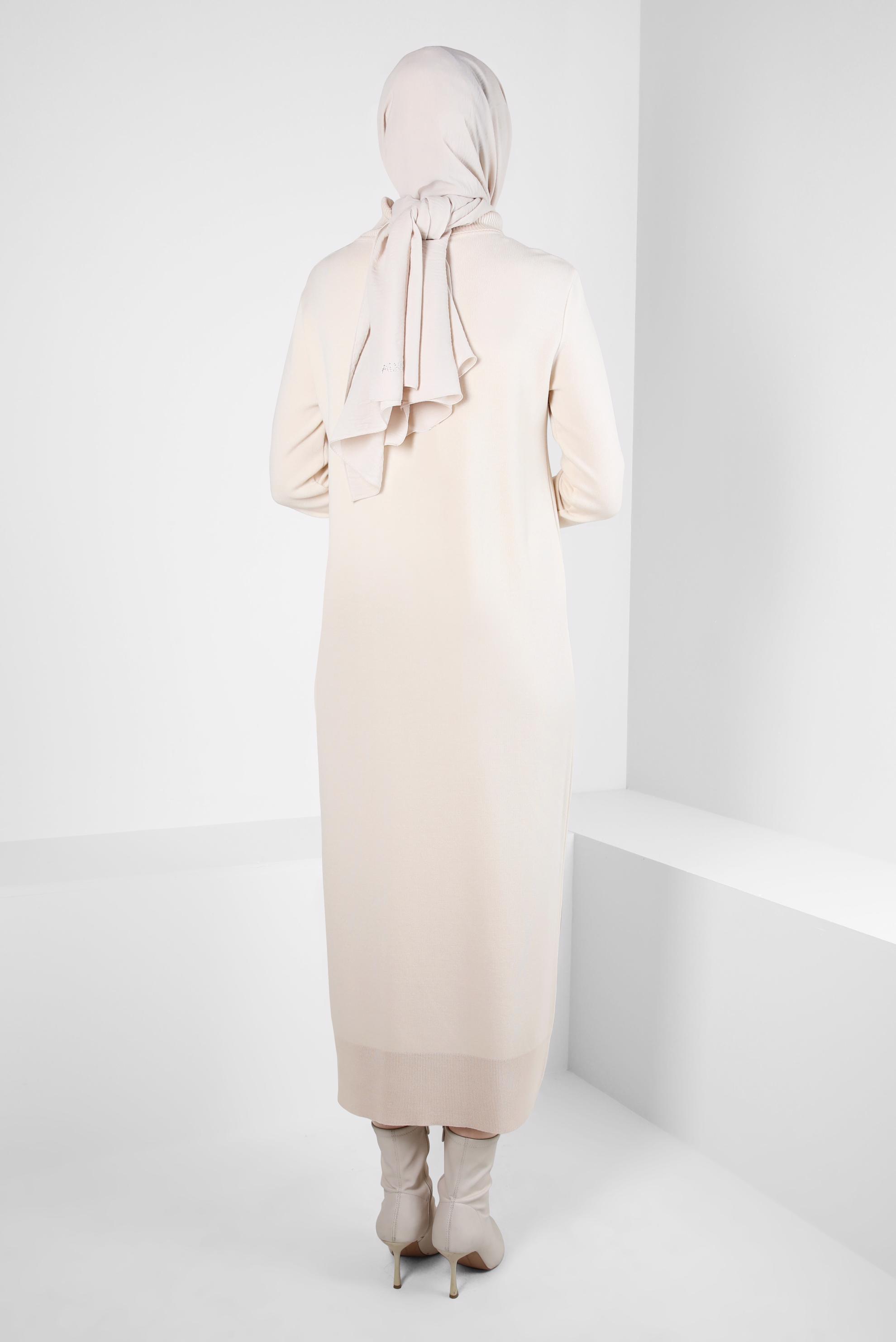 Tesettür giyim BEJ BOĞAZLI YAKA TRİKO ELBİSE 44023