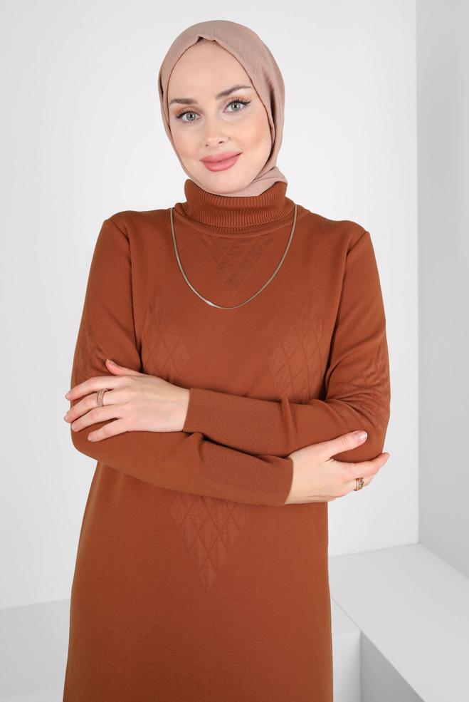 Tesettür giyim TURUNCU BOĞAZLI YAKA TRİKO ELBİSE 44023 - ALVİNA