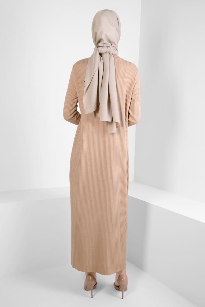 Tesettür giyim BEJ DÜĞME DETAYLI TRİKO ELBİSE 44024 - ALVİNA
