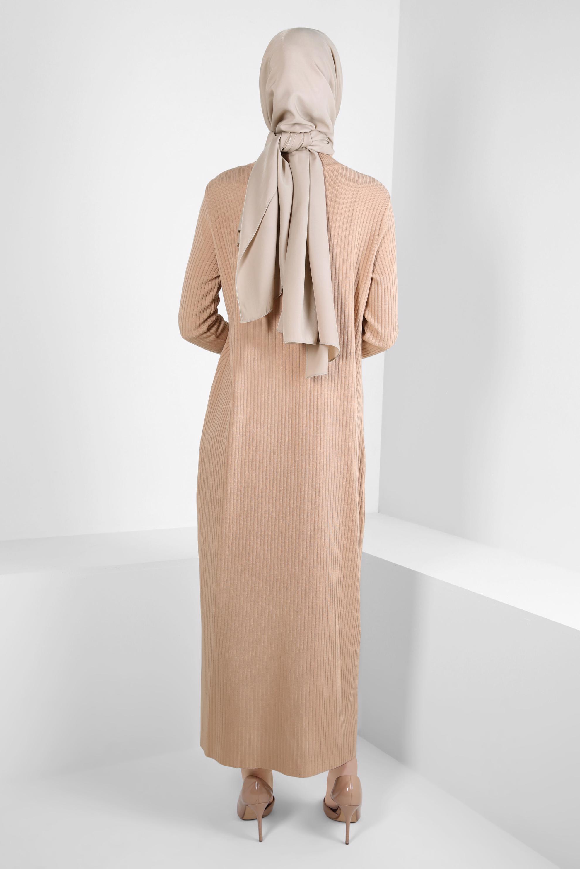 Tesettür giyim BEJ DÜĞME DETAYLI TRİKO ELBİSE 44024