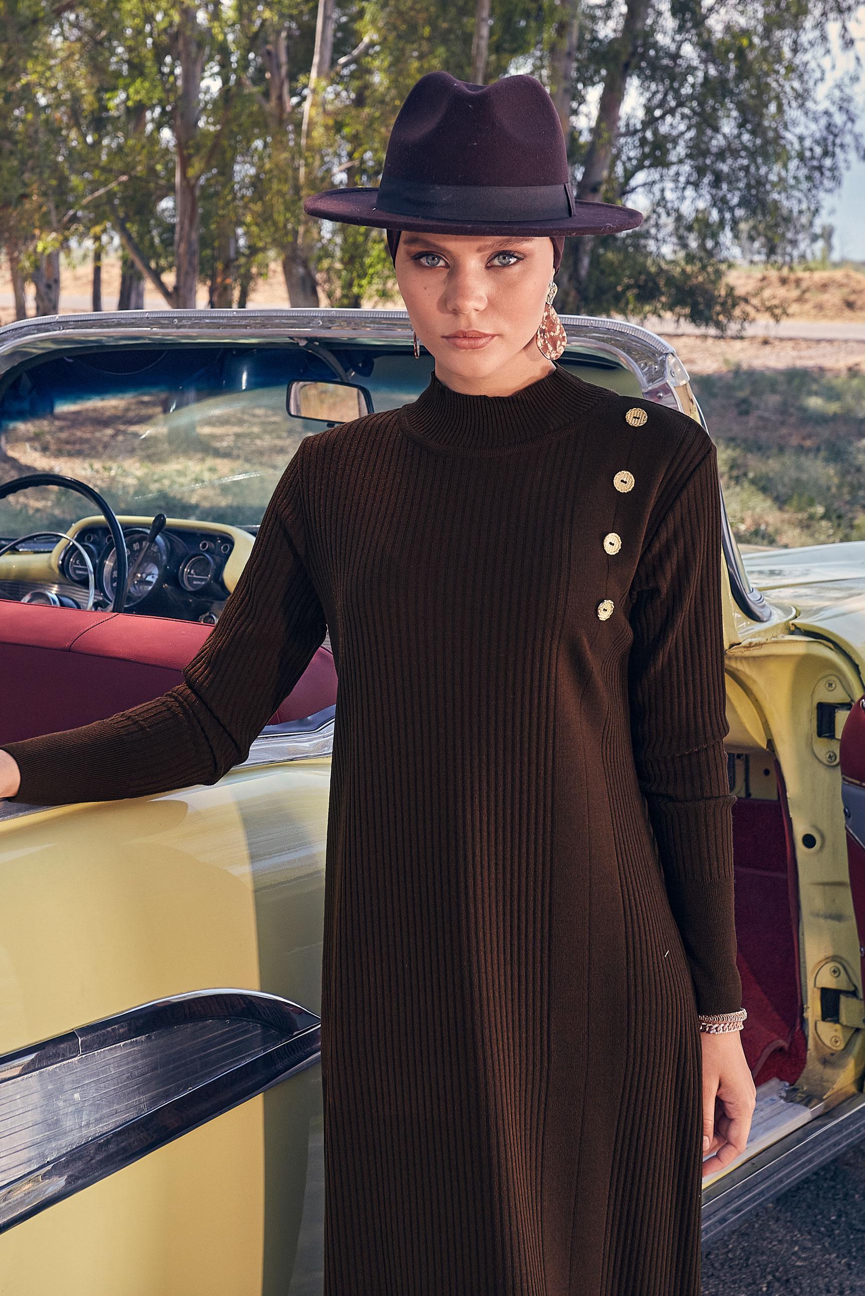 Tesettür giyim KAHVE DÜĞME DETAYLI TRİKO ELBİSE 44024