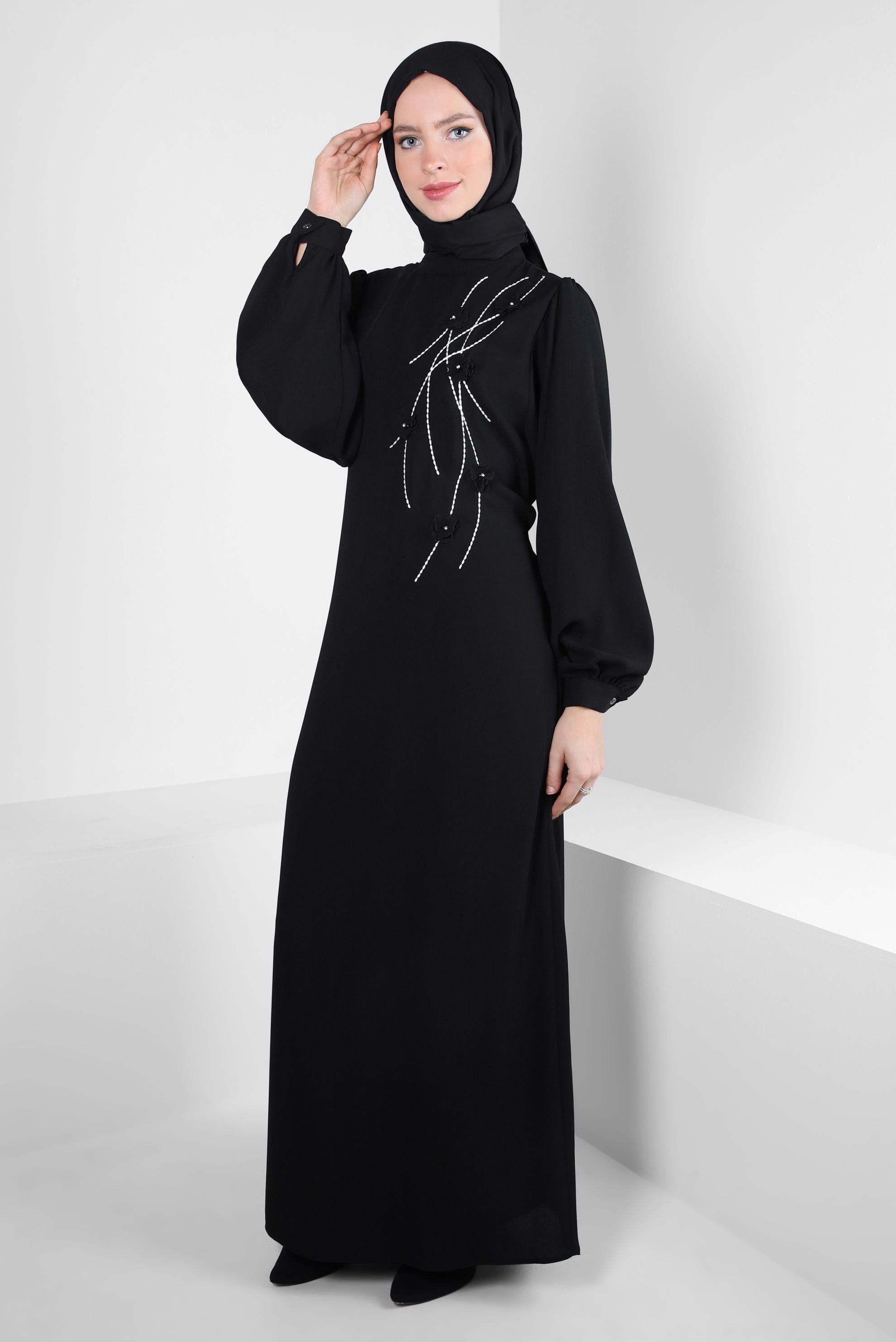 Tesettür giyim SİYAH ÇİÇEK DETAYLI KREP ELBİSE 44179