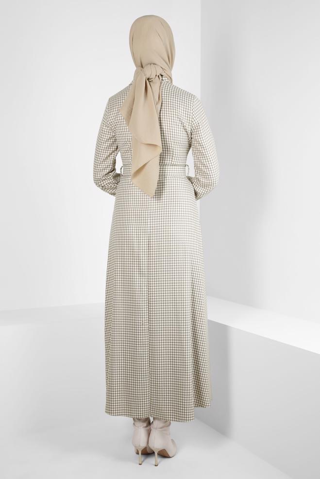 Tesettür giyim BEJ KAZAYAĞI DESENLİ KEMERLİ ELBİSE 44345 - ALVİNA