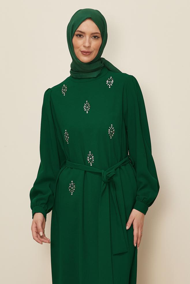 Tesettür giyim YEŞİL TAŞ DETAYLI KUŞAKLI KREP ELBİSE 44356 - ALVİNA