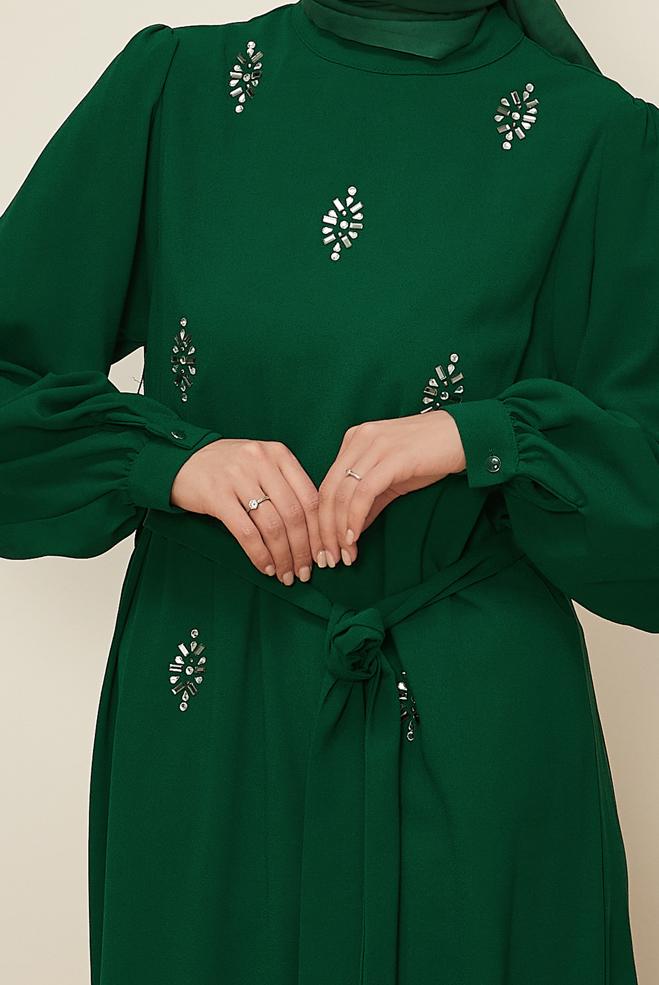 Tesettür giyim YEŞİL TAŞ DETAYLI KUŞAKLI KREP ELBİSE 44356 - ALVİNA