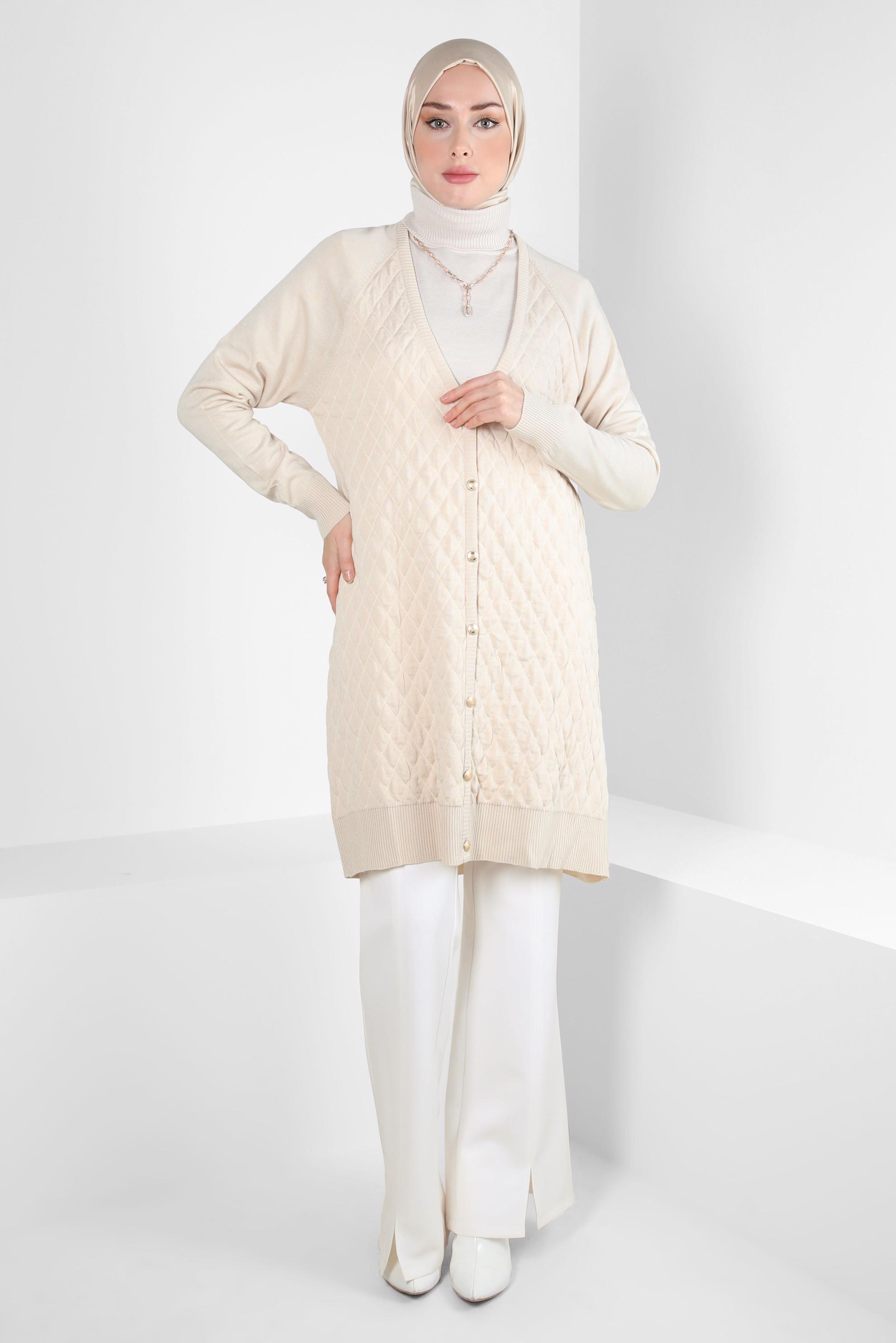 Tesettür giyim BEJ KAPİTONE DESENLİ TRİKO HIRKA 44079