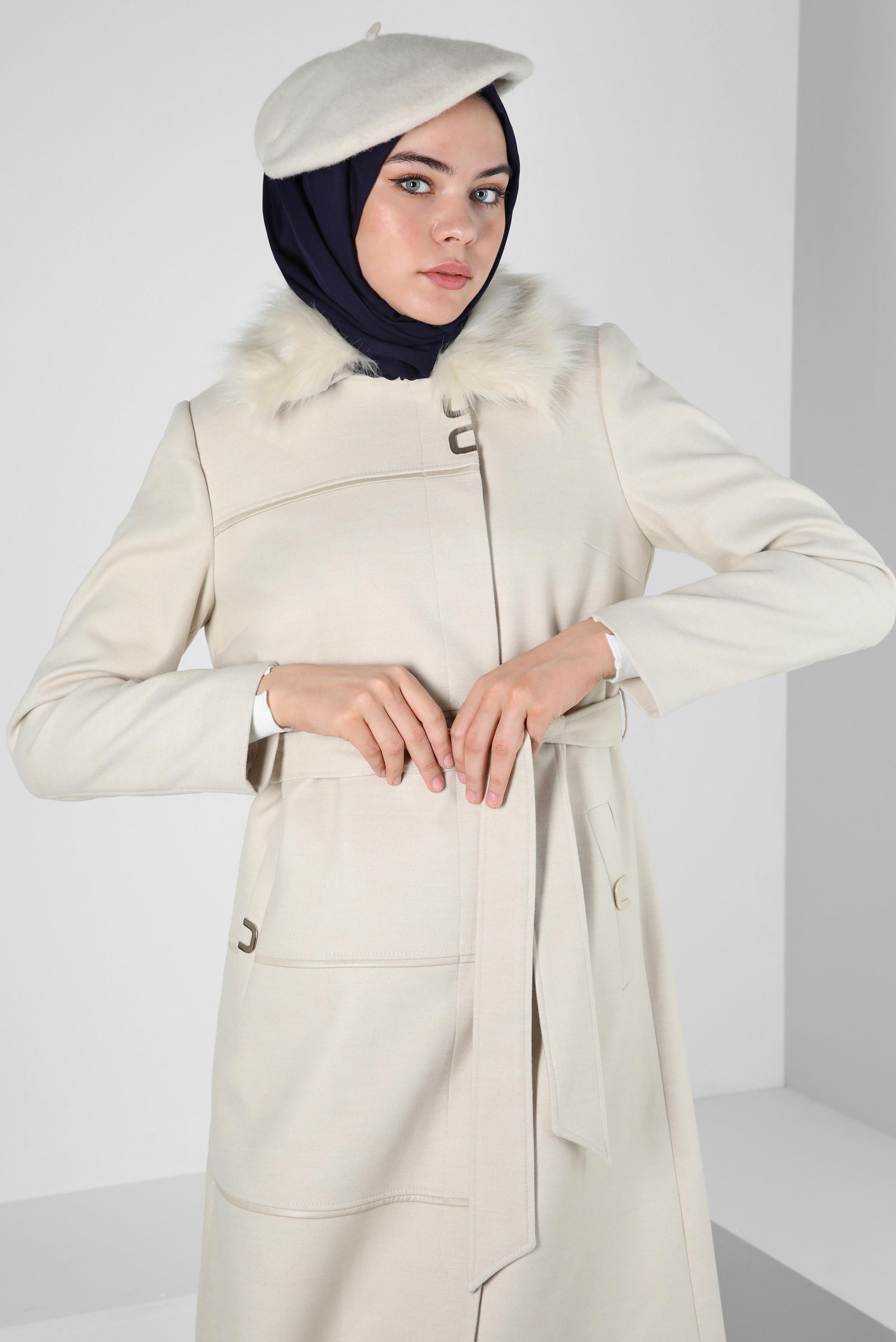 Tesettür giyim BEJ YAKASI KÜRKLÜ KABAN 90402