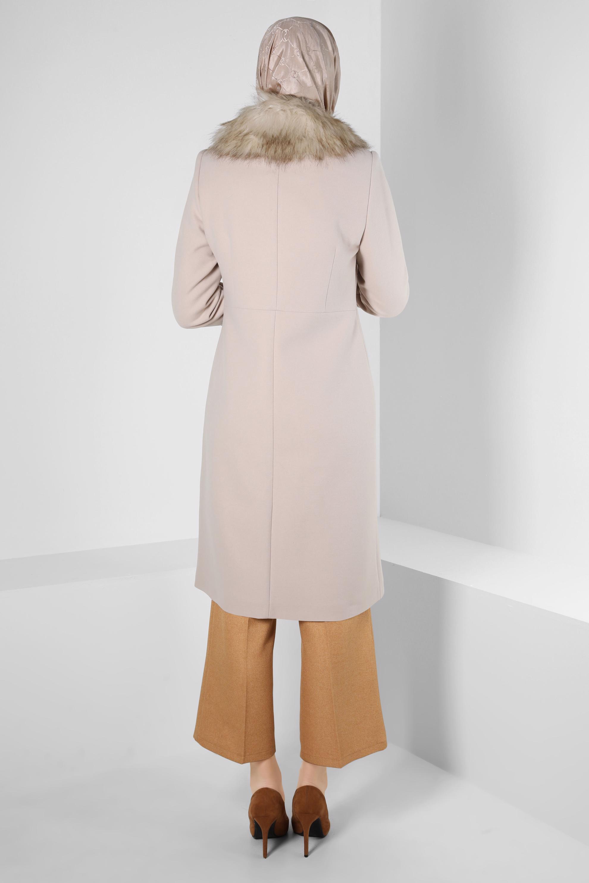 Tesettür giyim EKRU KÜRK DETAYLI KABAN 90403