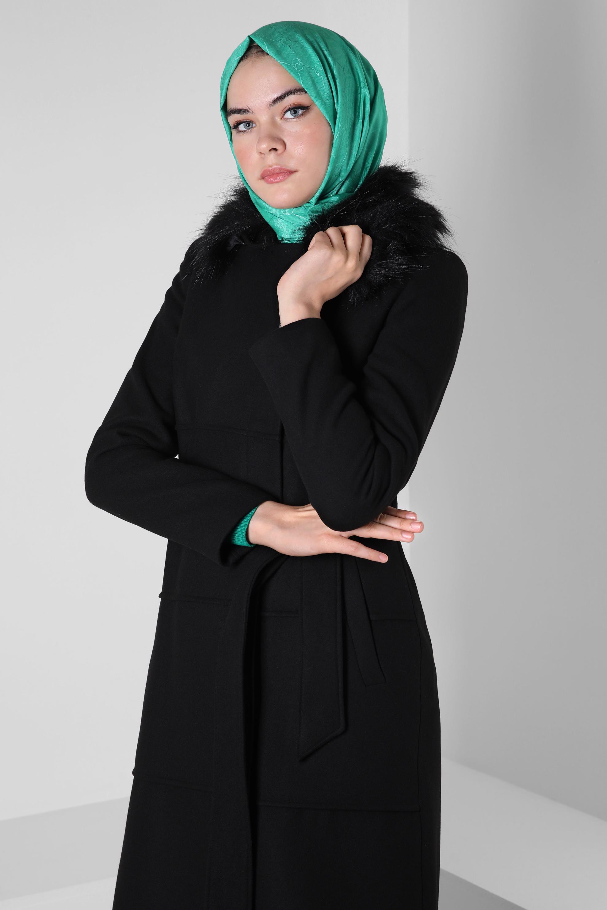 Tesettür giyim SİYAH ÇIKARILABİLİR KÜRK DETAYLI KABAN 90404