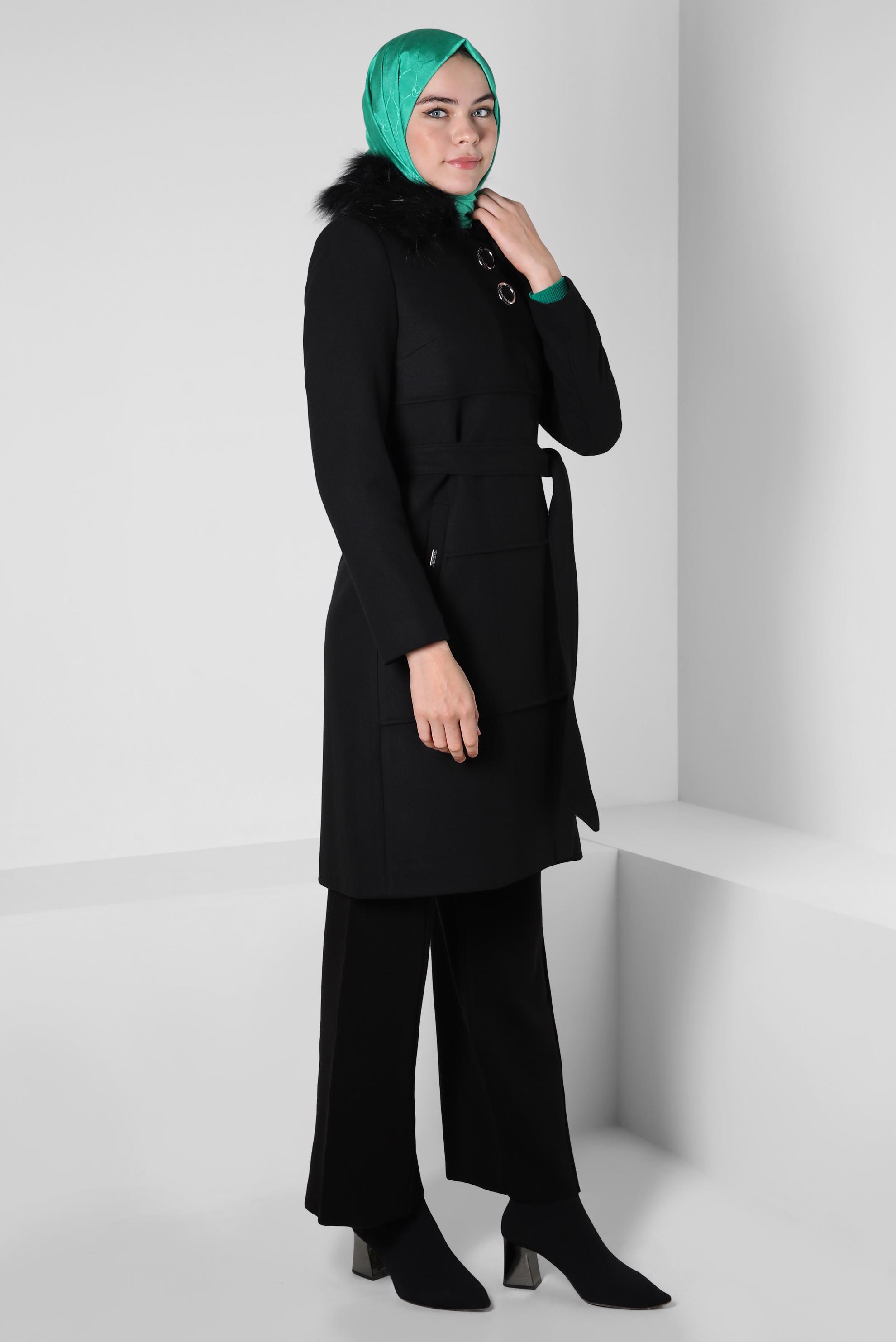 Tesettür giyim SİYAH ÇIKARILABİLİR KÜRK DETAYLI KABAN 90404