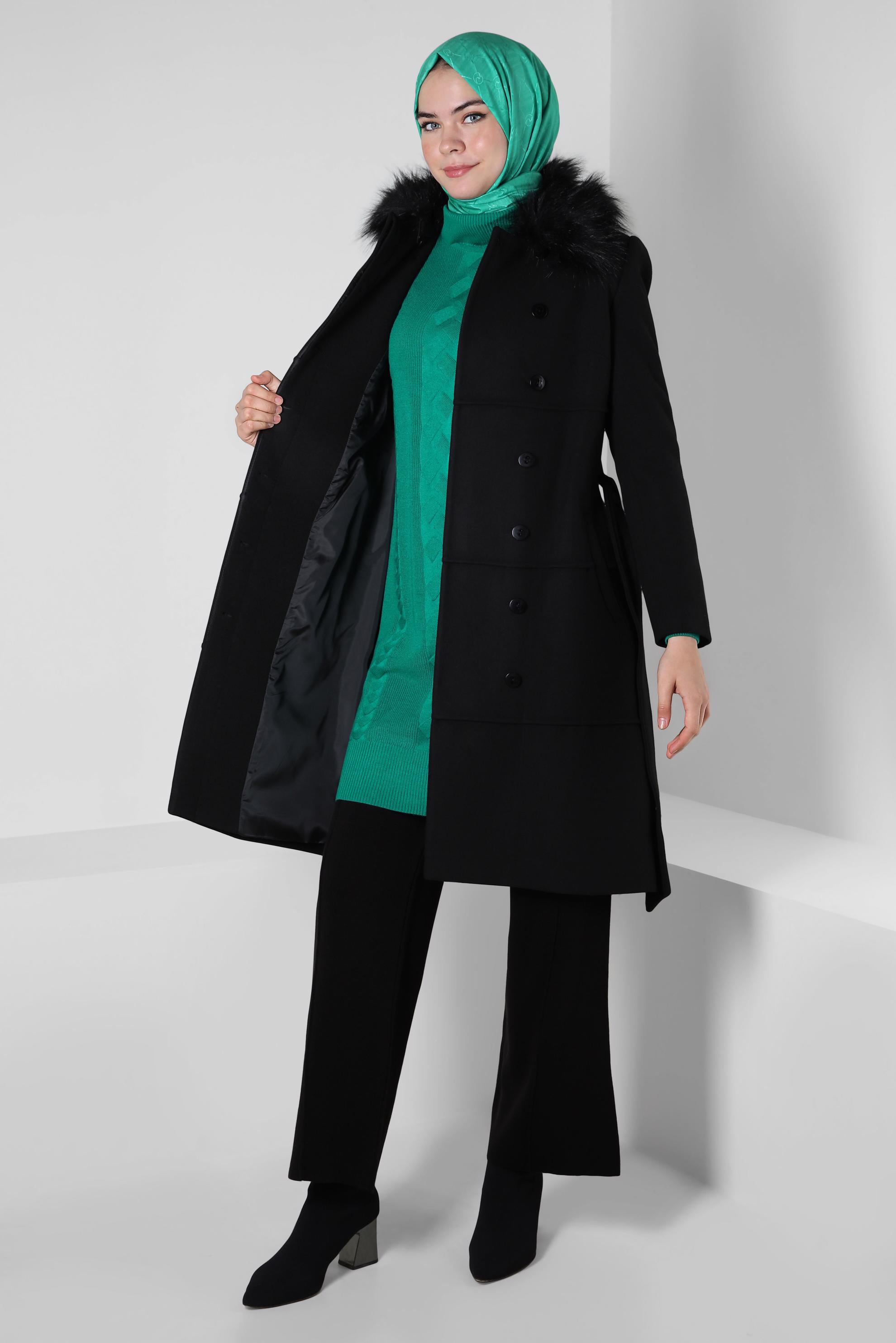 Tesettür giyim SİYAH ÇIKARILABİLİR KÜRK DETAYLI KABAN 90404