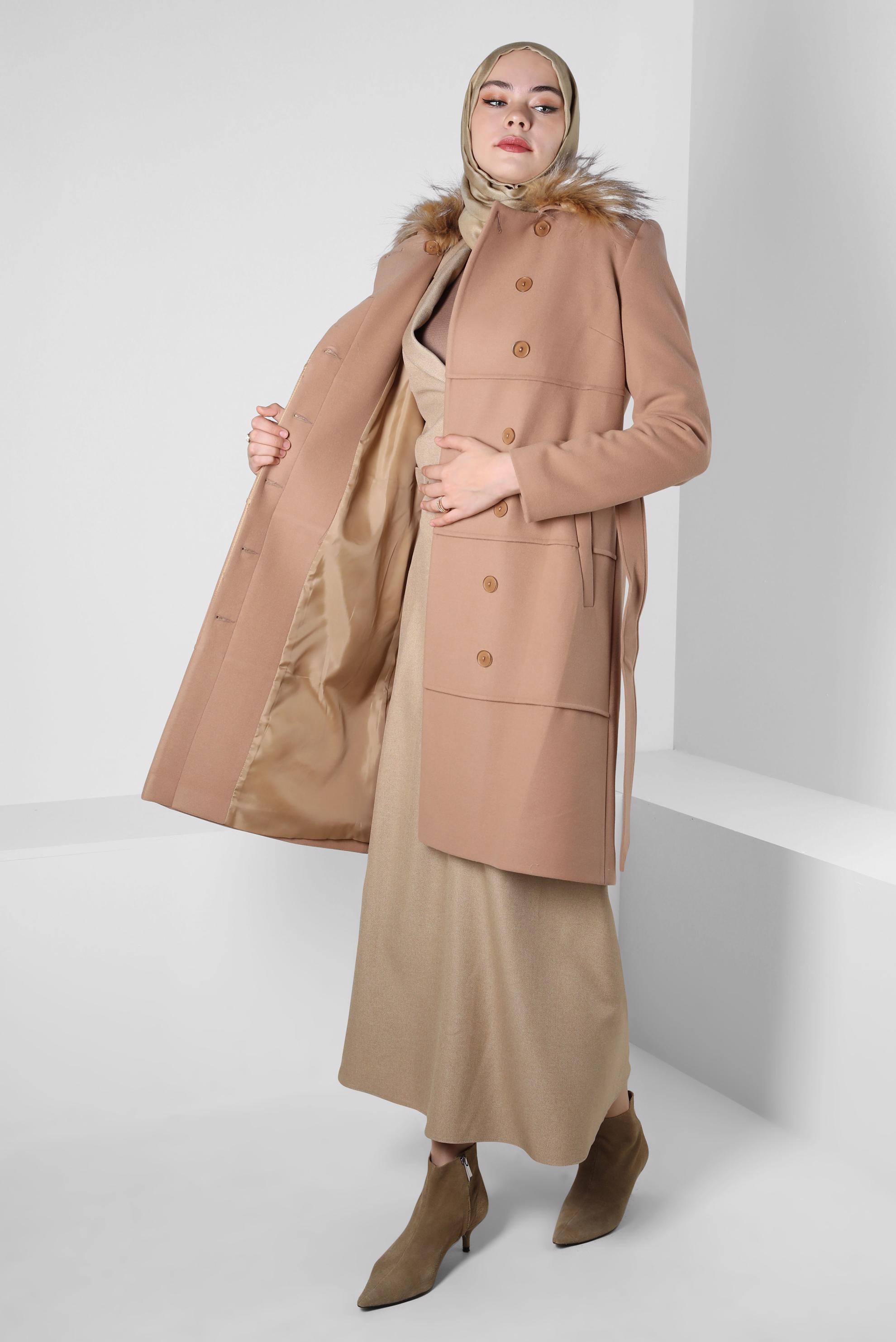 Tesettür giyim TABA ÇIKARILABİLİR KÜRK DETAYLI KABAN 90404