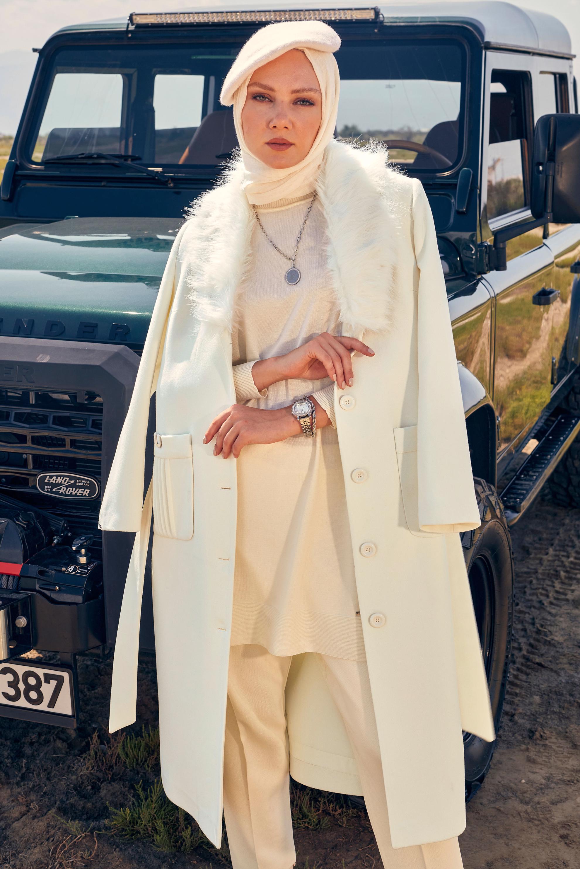 Tesettür giyim BEYAZ KÜRK DETAYLI KABAN 90405