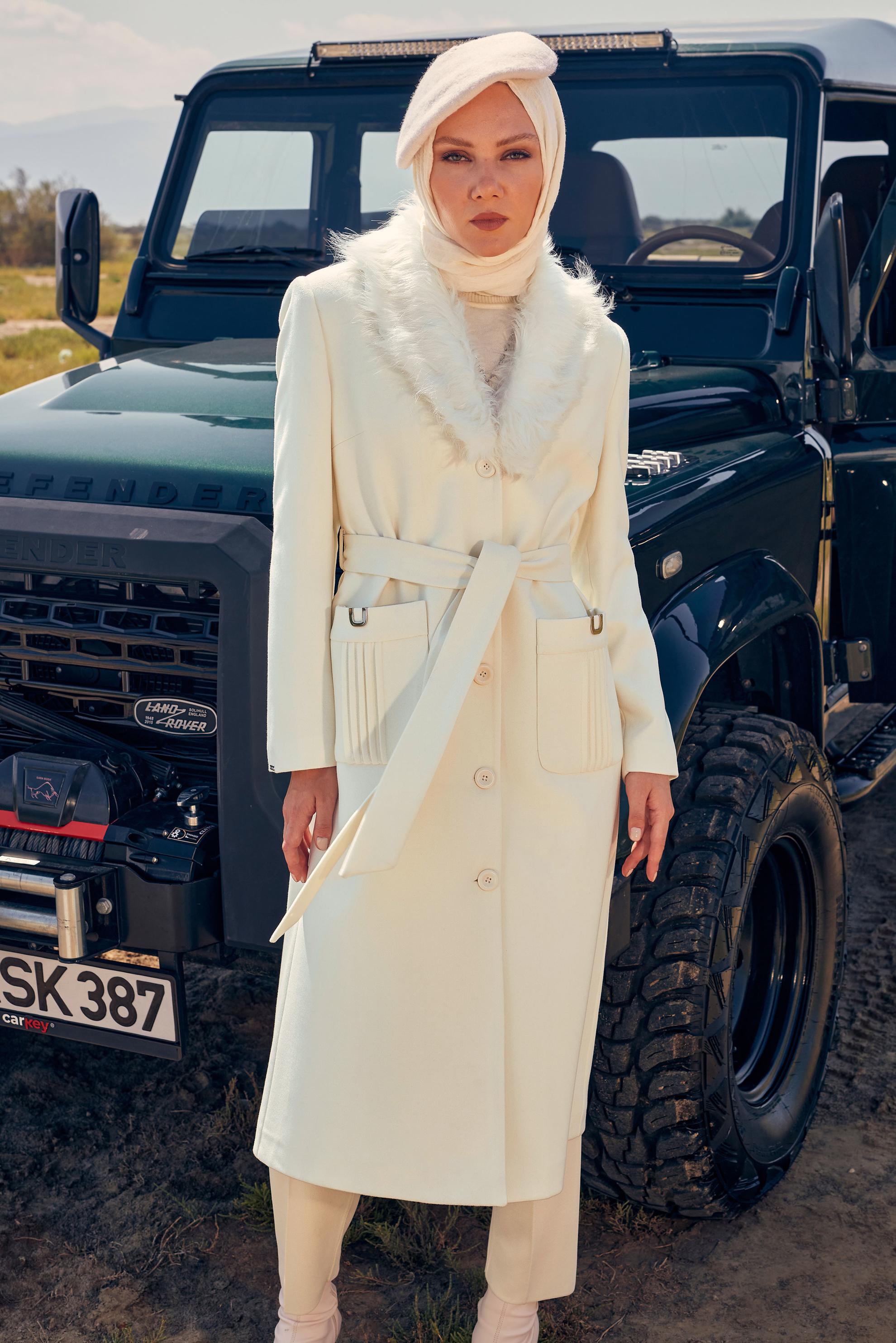 Tesettür giyim BEYAZ KÜRK DETAYLI KABAN 90405