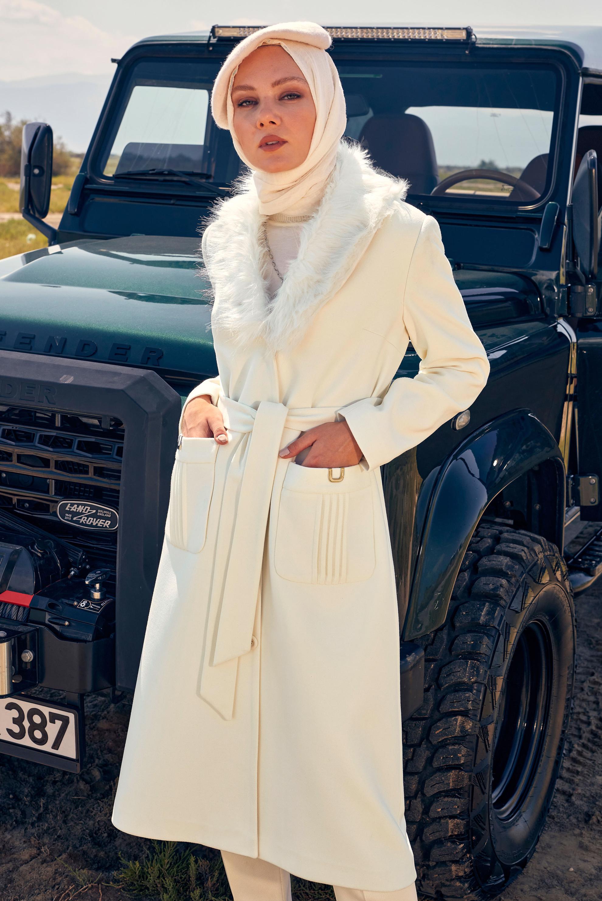 Tesettür giyim BEYAZ KÜRK DETAYLI KABAN 90405