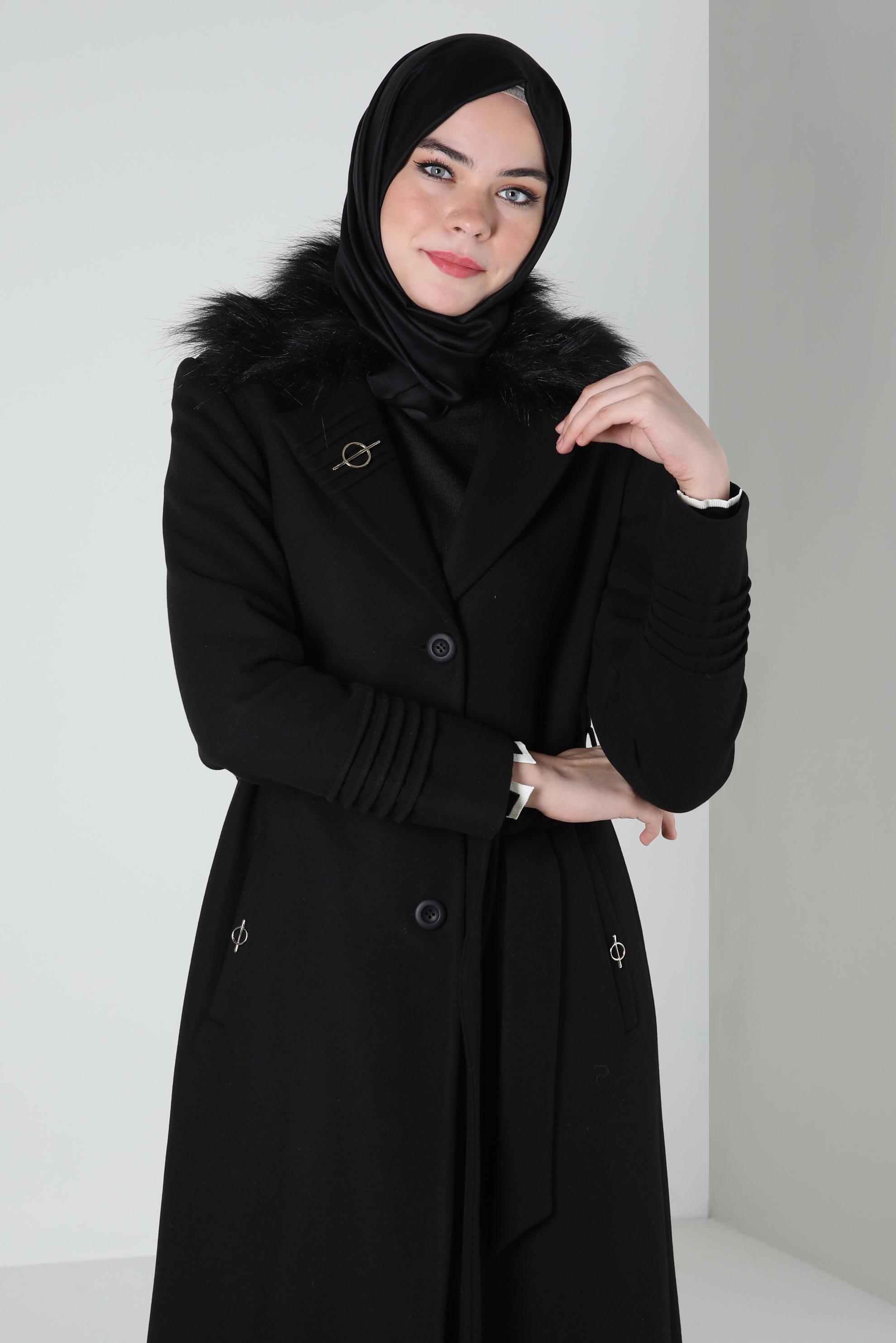 Tesettür giyim SİYAH KUŞAKLI BROŞ DETAYLI KABAN 90406