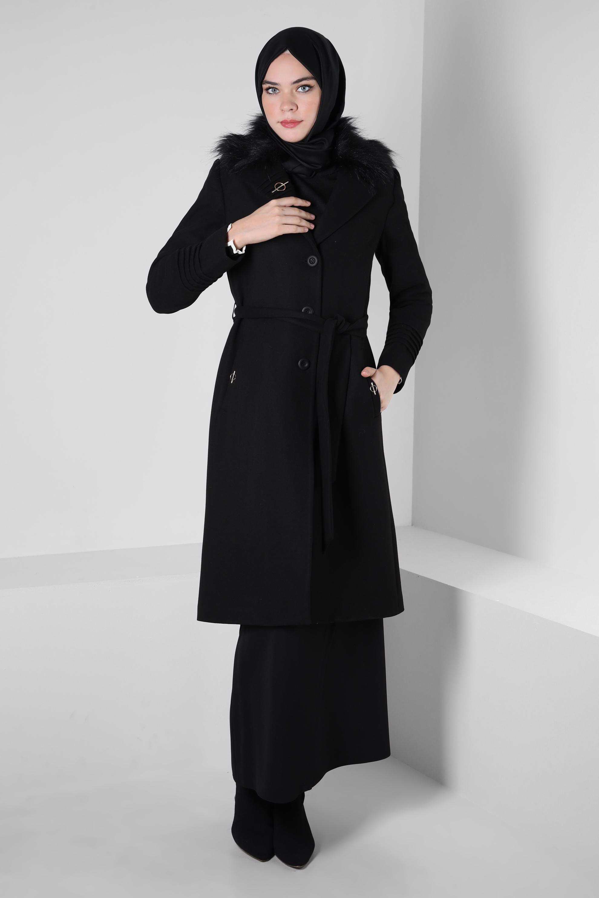 Tesettür giyim SİYAH KUŞAKLI BROŞ DETAYLI KABAN 90406