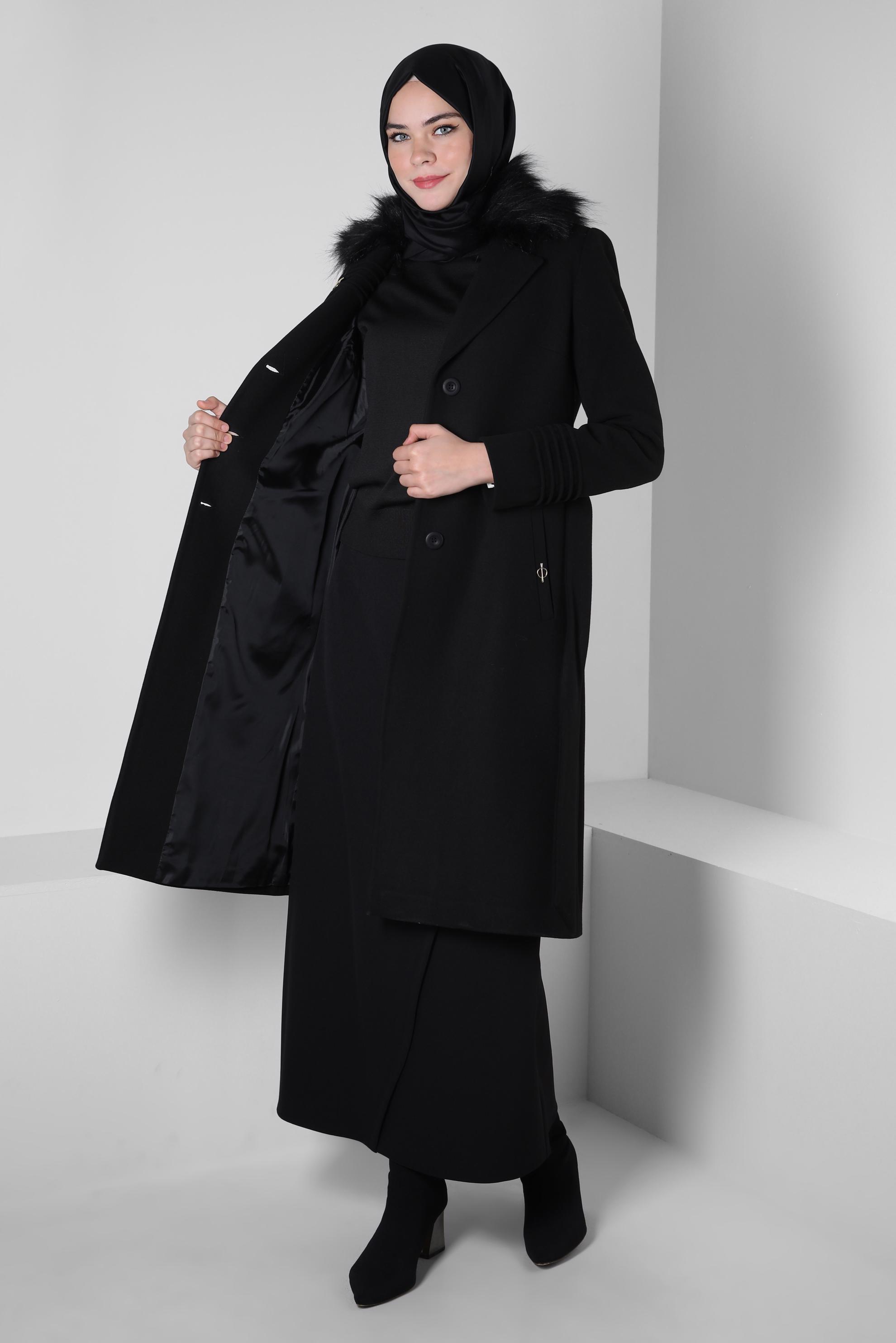 Tesettür giyim SİYAH KUŞAKLI BROŞ DETAYLI KABAN 90406