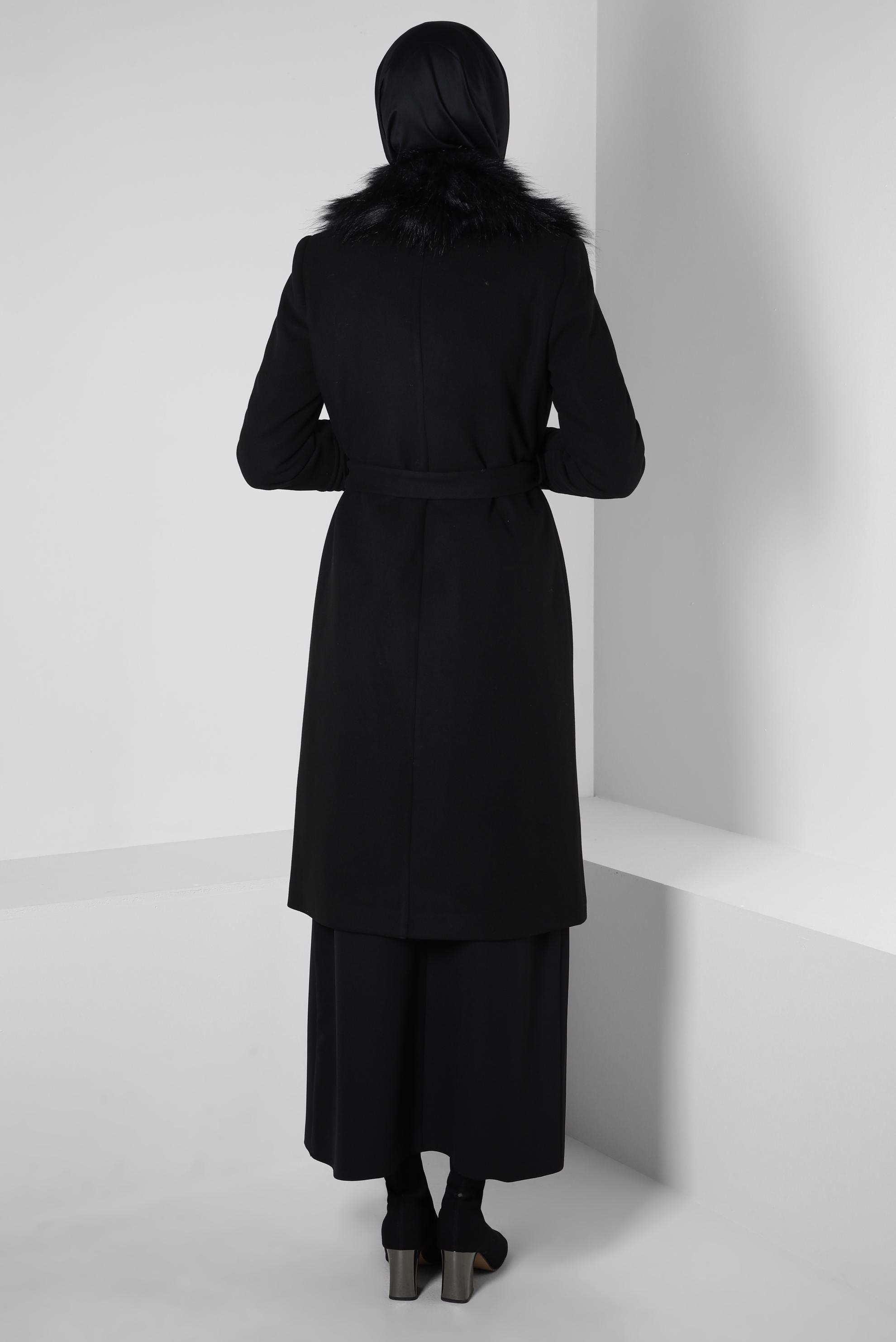 Tesettür giyim SİYAH KUŞAKLI BROŞ DETAYLI KABAN 90406