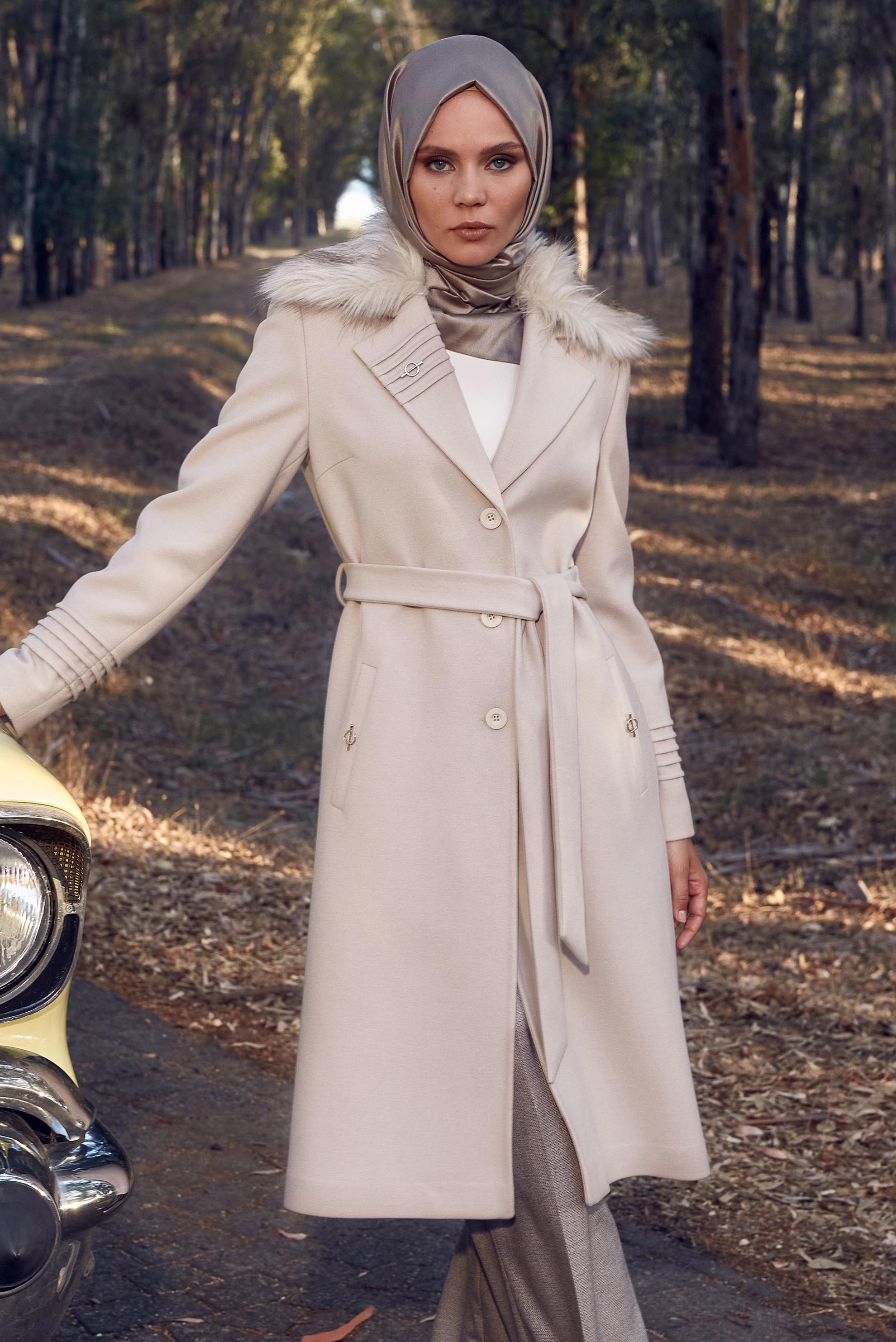 Tesettür giyim EKRU KUŞAKLI BROŞ DETAYLI KABAN 90406