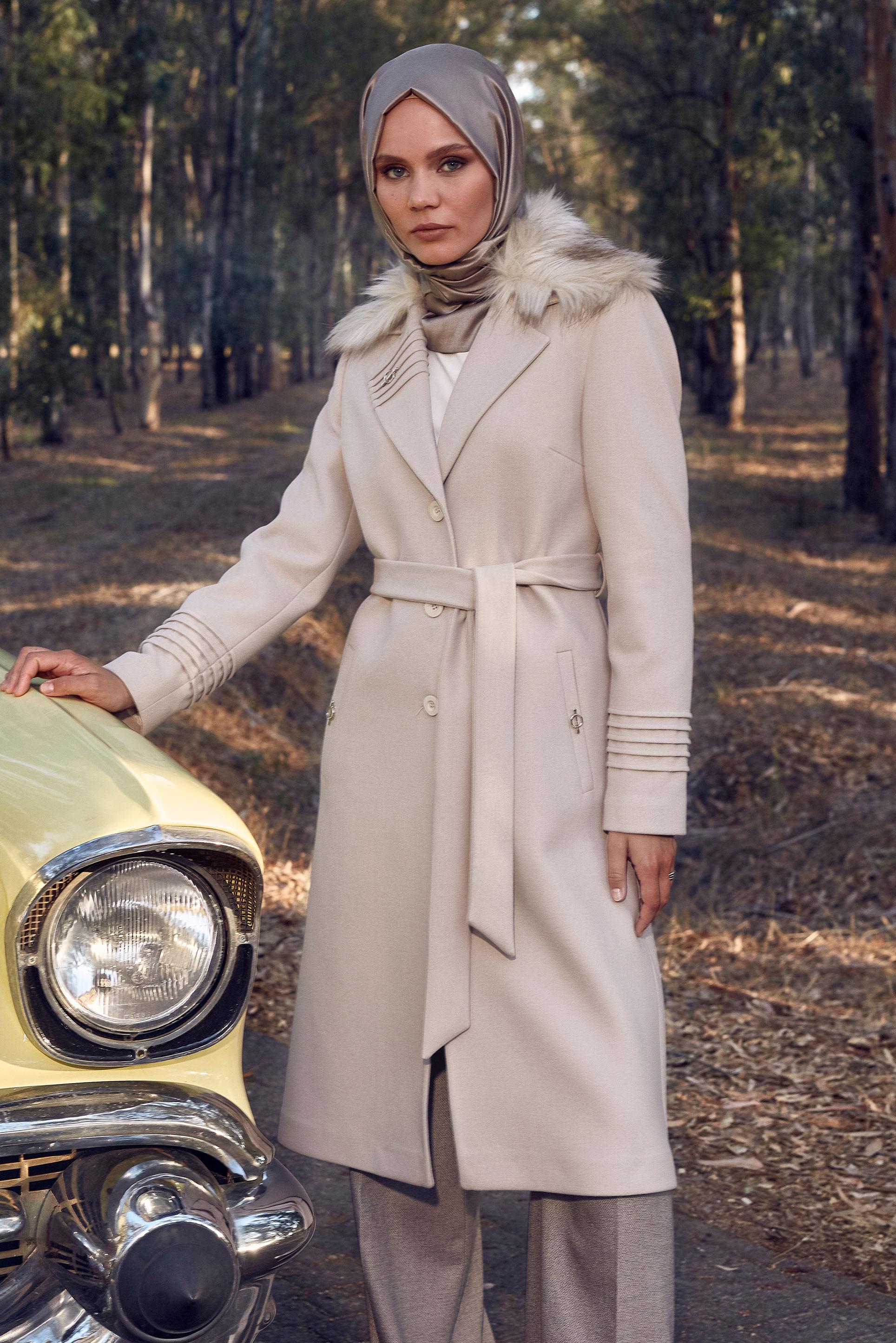 Tesettür giyim EKRU KUŞAKLI BROŞ DETAYLI KABAN 90406