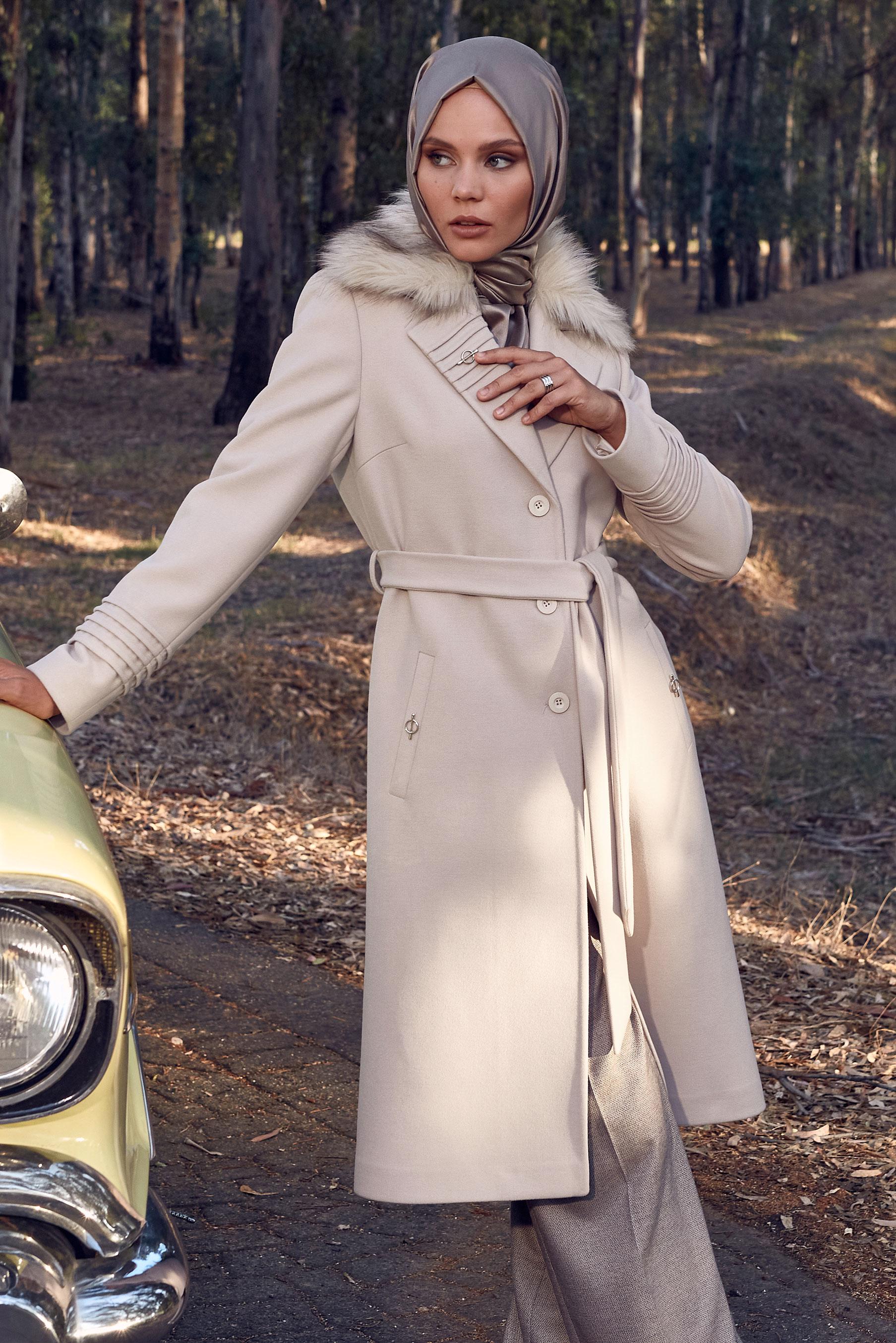 Tesettür giyim EKRU KUŞAKLI BROŞ DETAYLI KABAN 90406