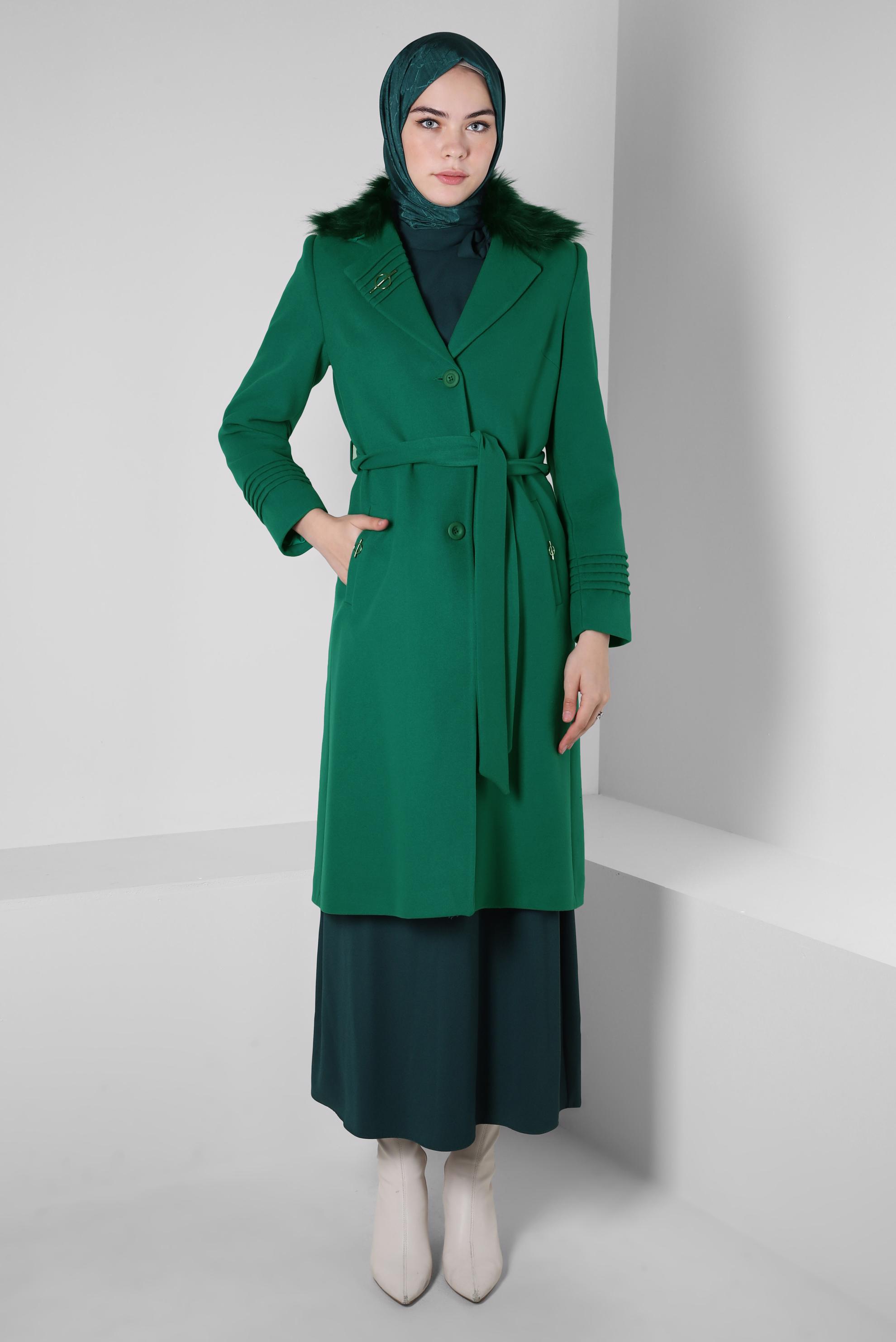Tesettür giyim YEŞİL KUŞAKLI BROŞ DETAYLI KABAN 90406