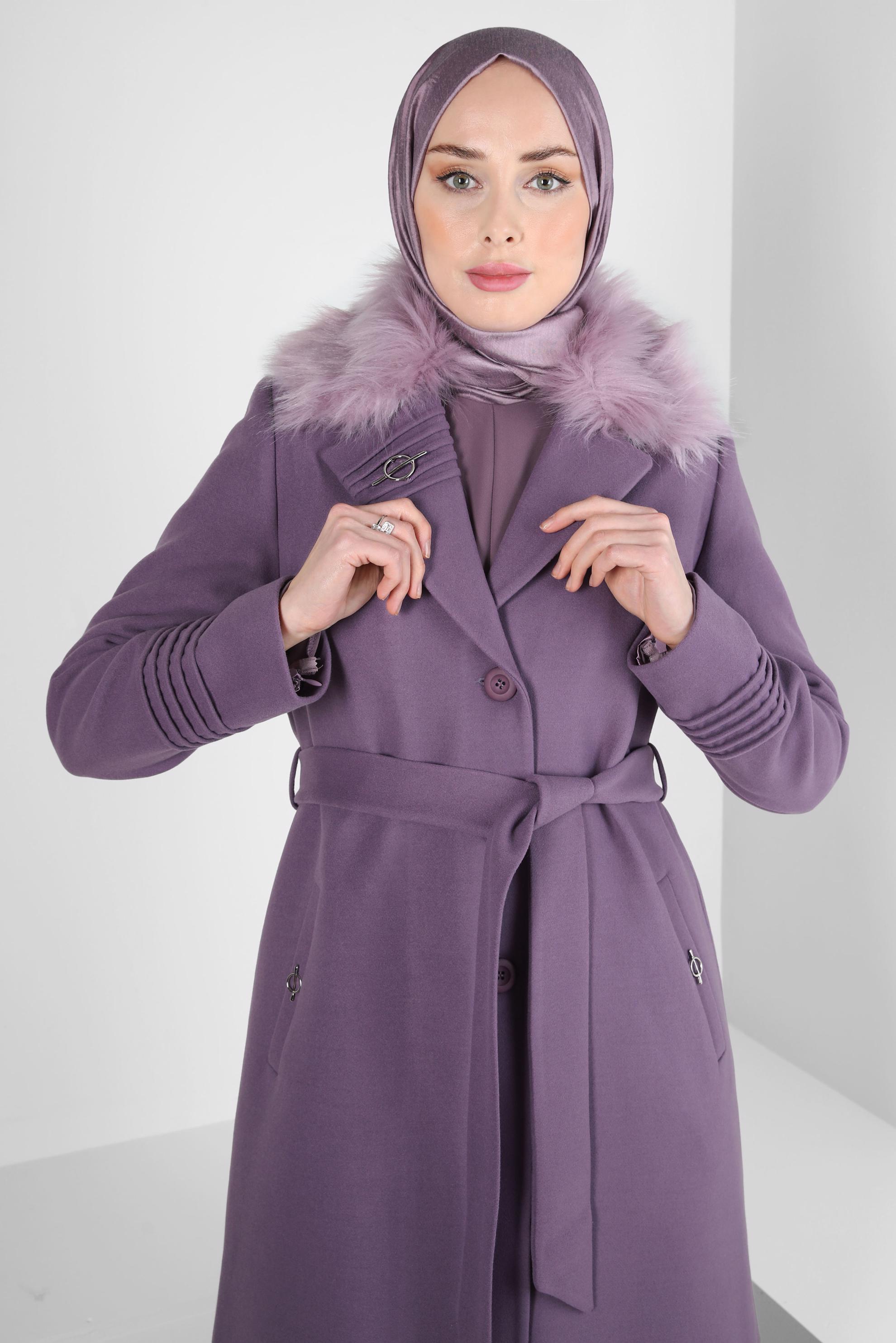 Tesettür giyim MOR KUŞAKLI BROŞ DETAYLI KABAN 90406