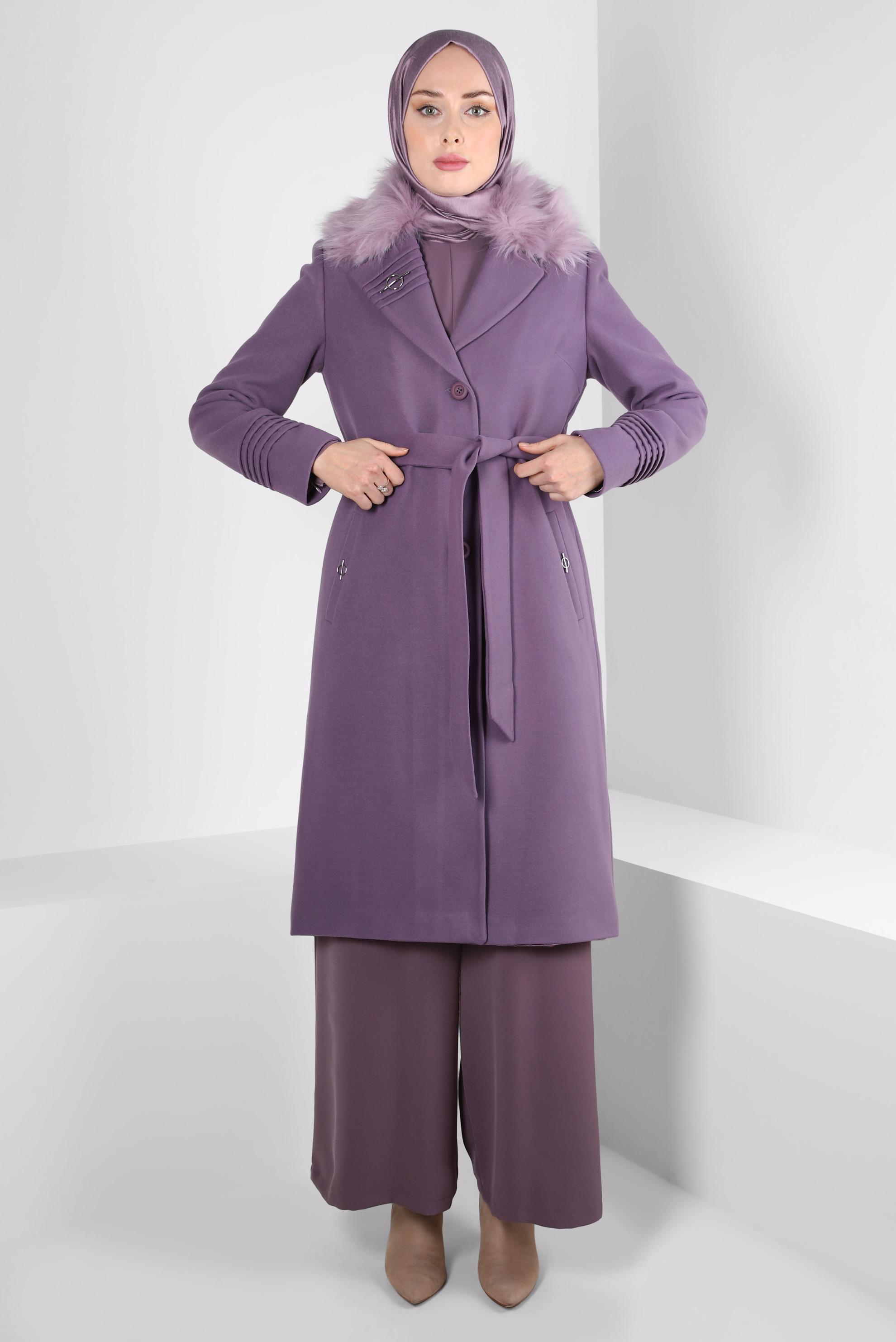 Tesettür giyim MOR KUŞAKLI BROŞ DETAYLI KABAN 90406