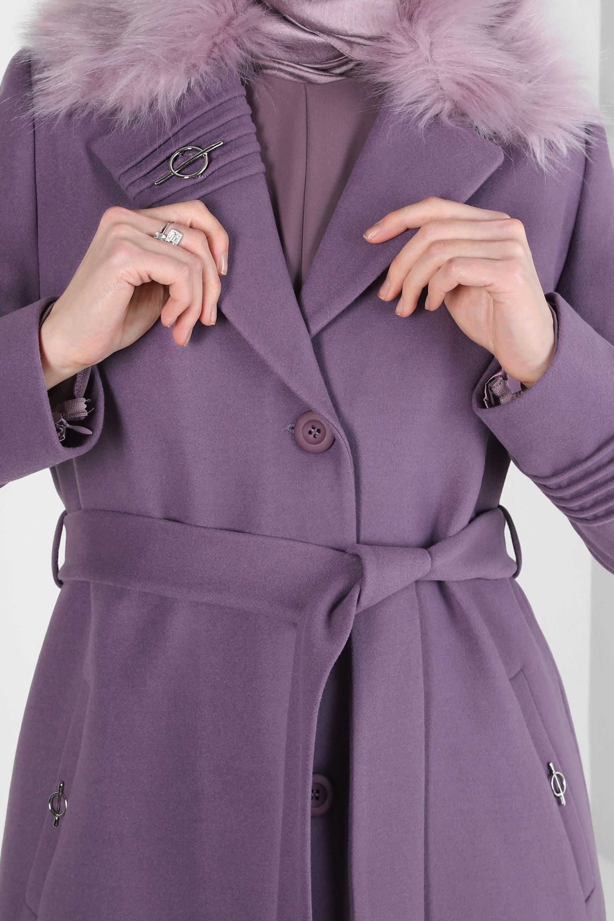 Tesettür giyim MOR KUŞAKLI BROŞ DETAYLI KABAN 90406