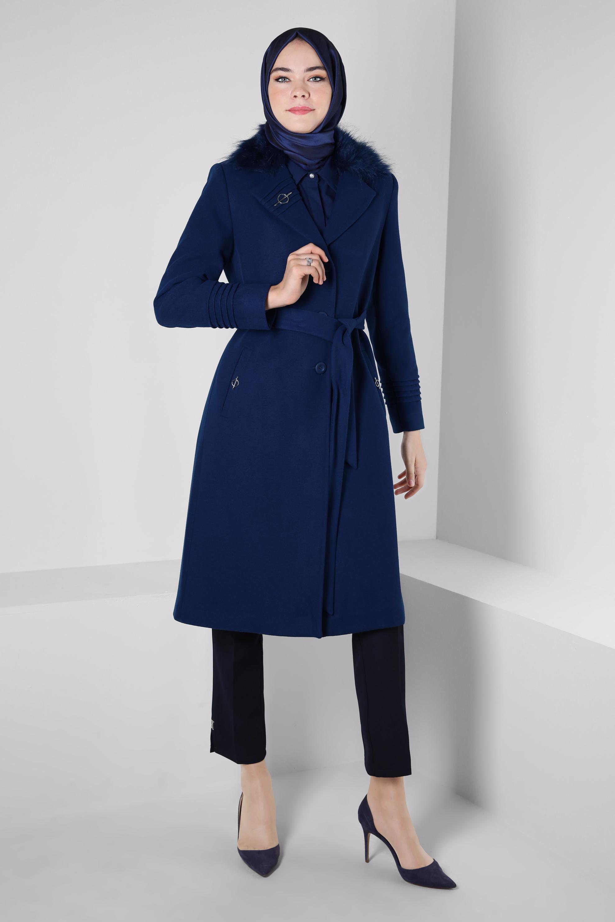 Tesettür giyim MAVİ KUŞAKLI BROŞ DETAYLI KABAN 90406