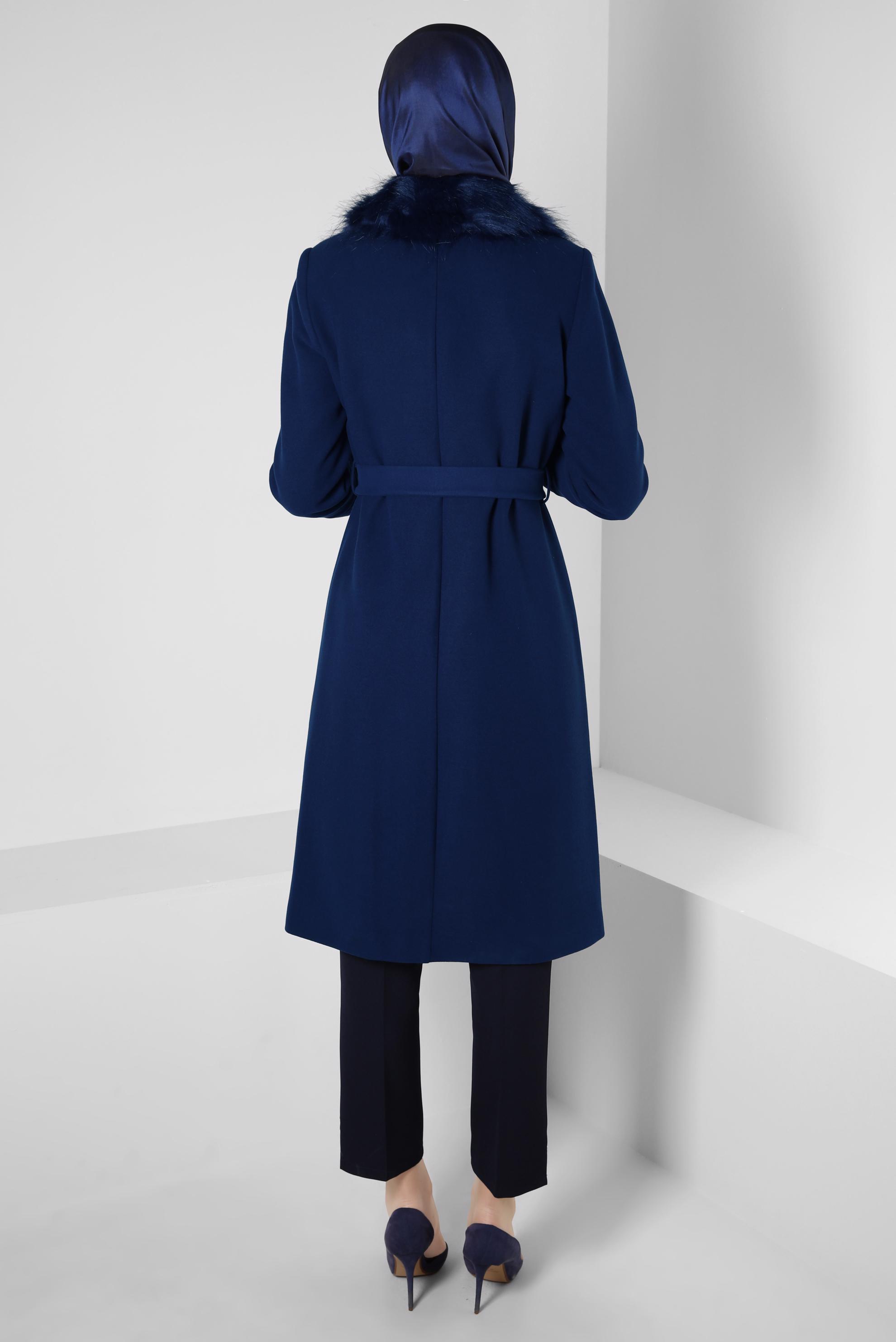 Tesettür giyim MAVİ KUŞAKLI BROŞ DETAYLI KABAN 90406