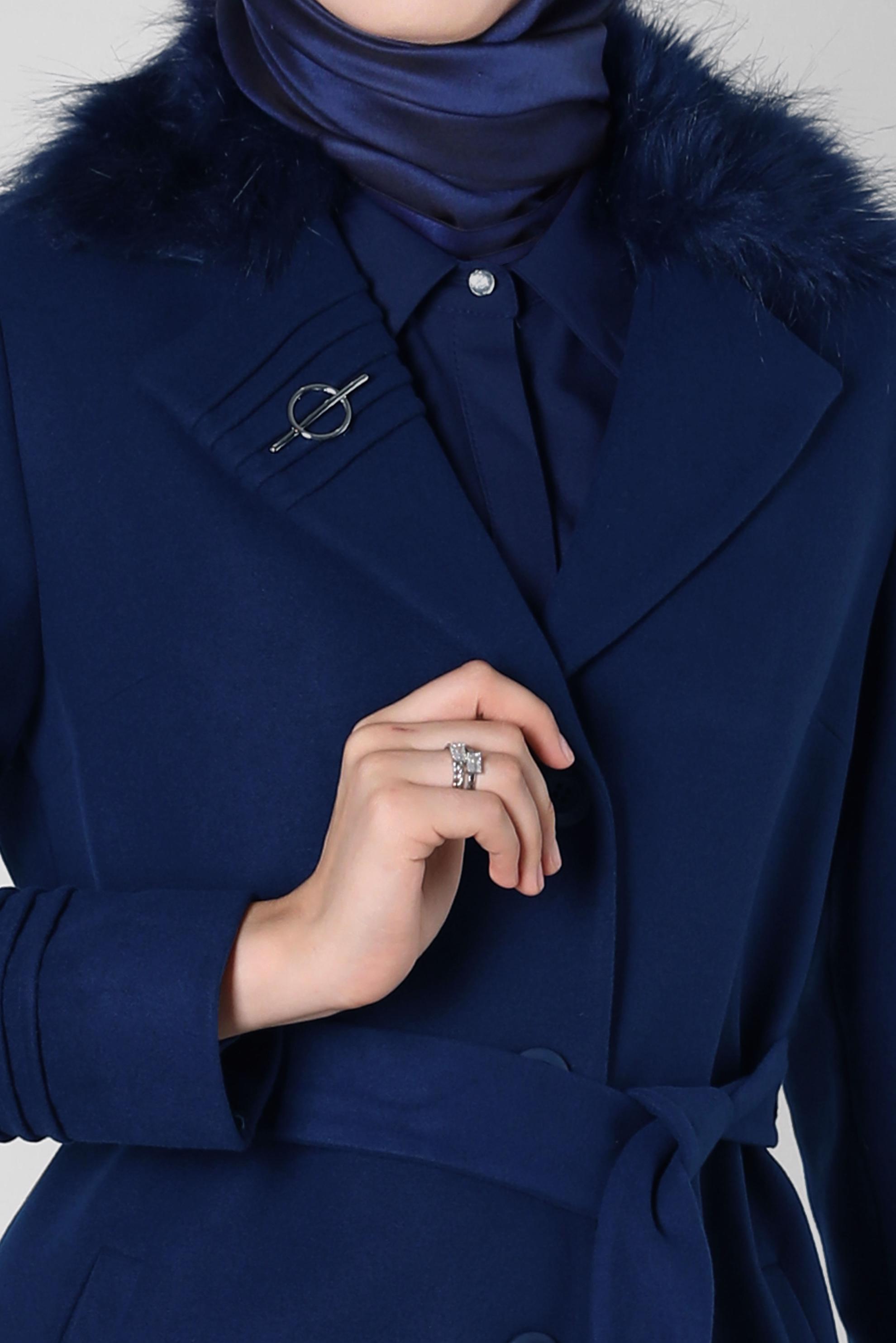 Tesettür giyim MAVİ KUŞAKLI BROŞ DETAYLI KABAN 90406