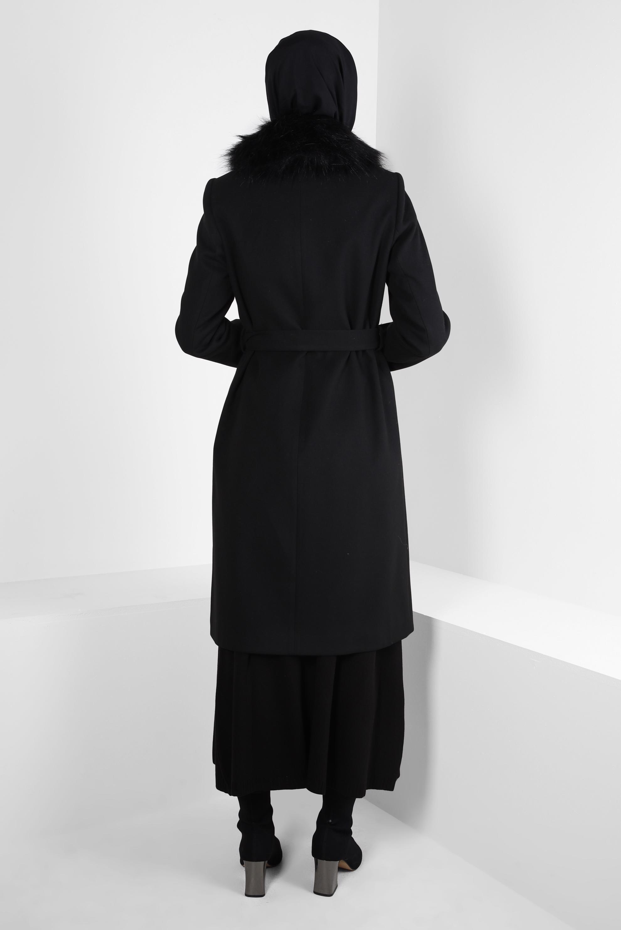 Tesettür giyim SİYAH KÜRK DETAYLI KUŞAKLI KABAN 90407