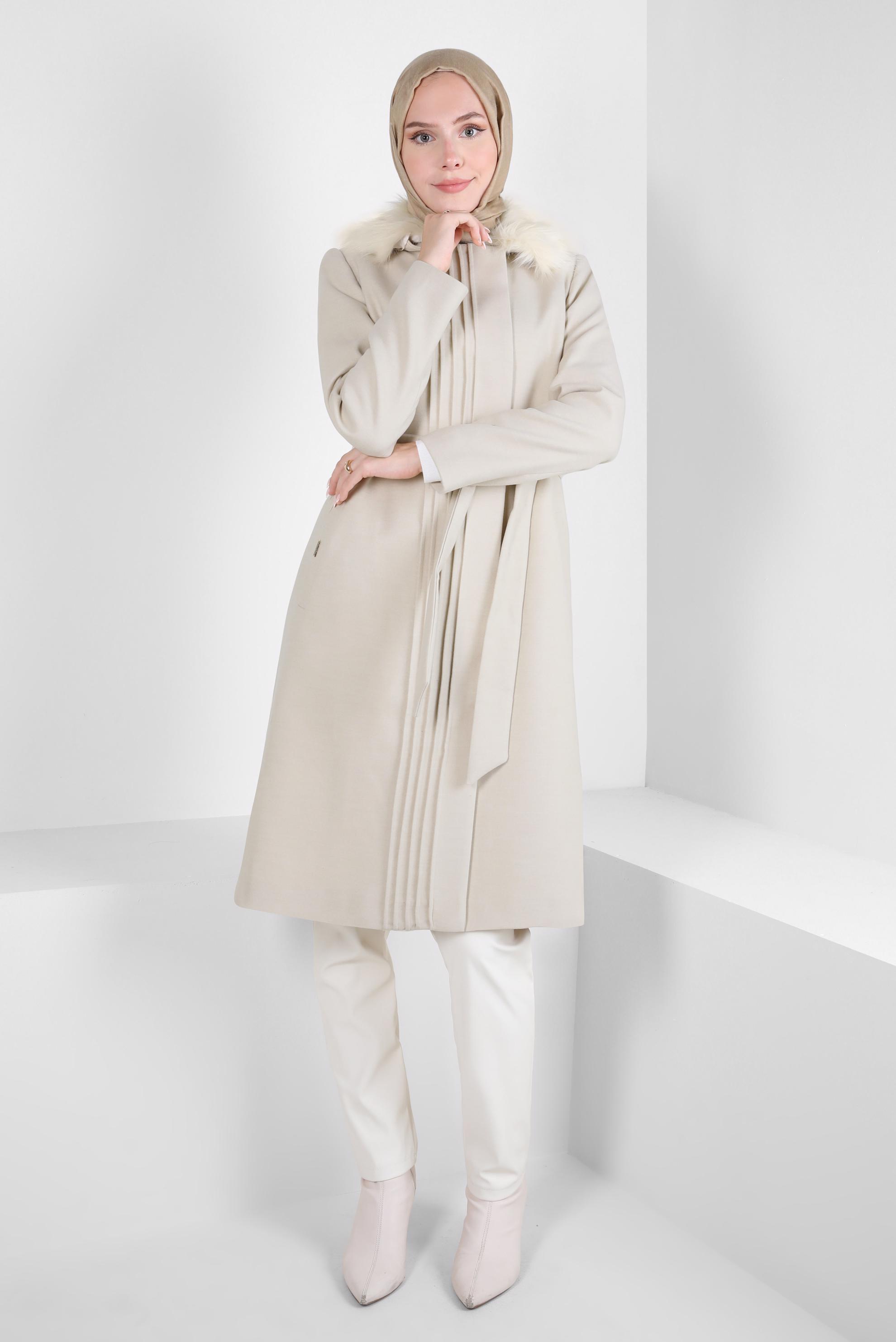 Tesettür giyim BEJ KÜRK DETAYLI KUŞAKLI KABAN 90407