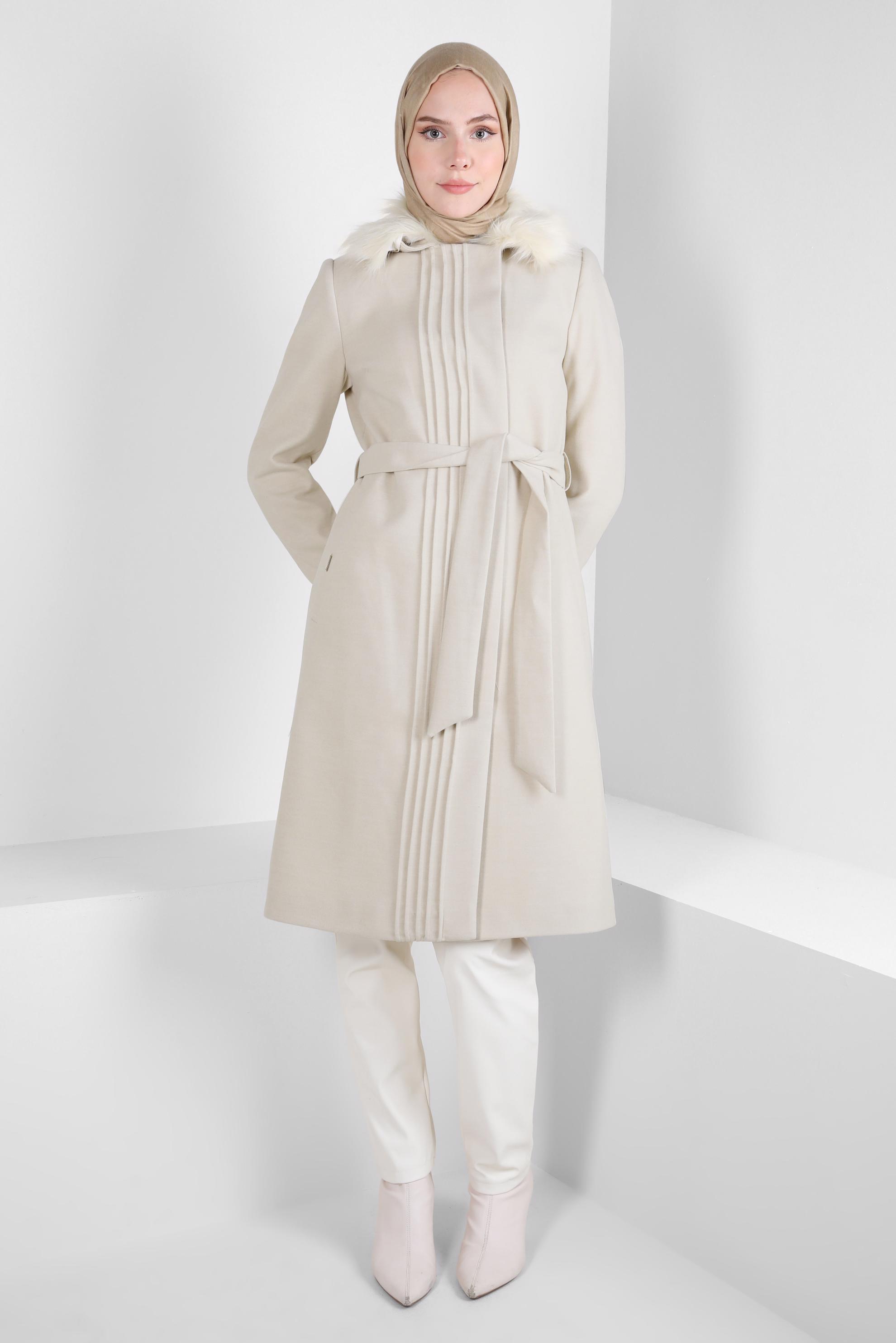Tesettür giyim BEJ KÜRK DETAYLI KUŞAKLI KABAN 90407
