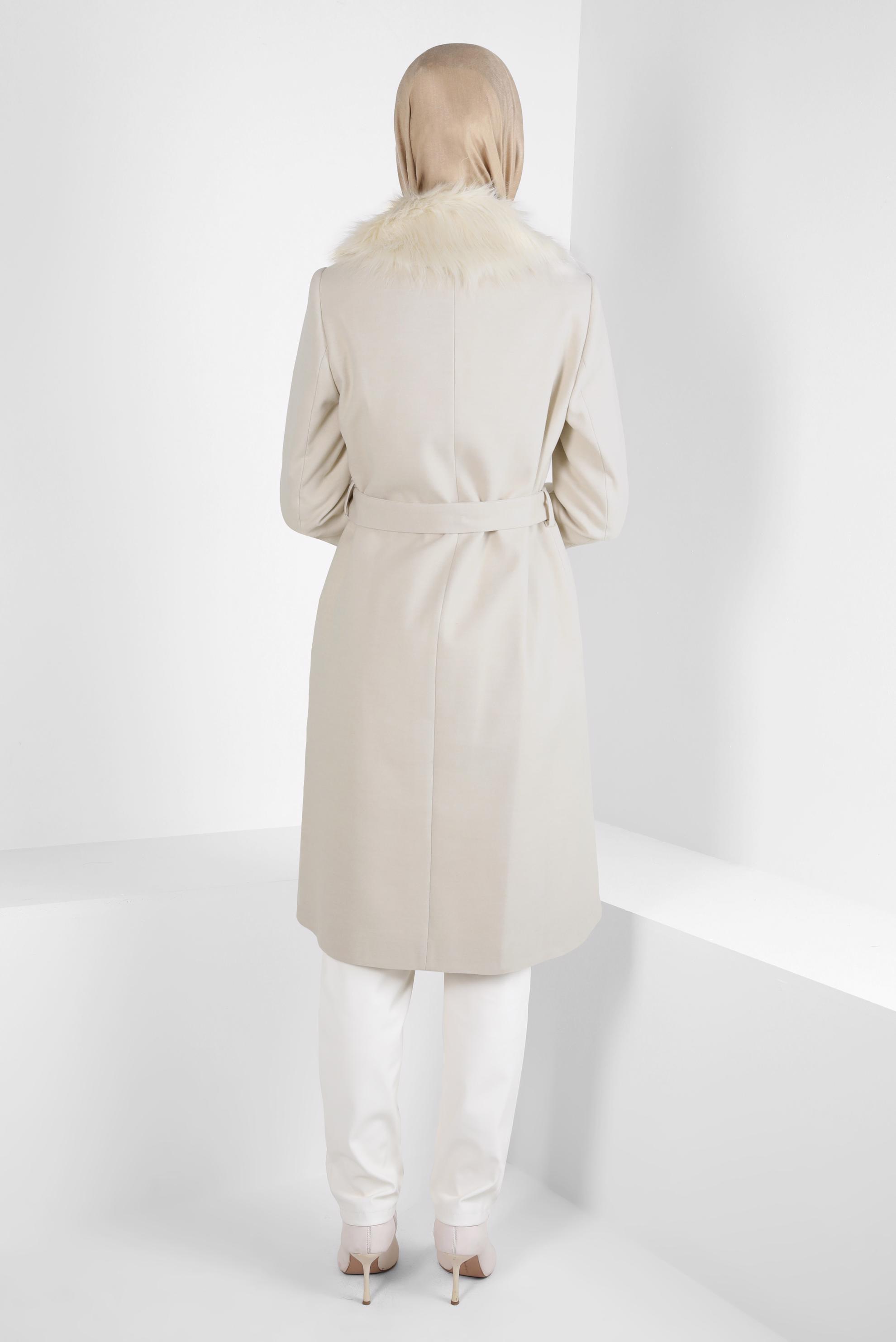 Tesettür giyim BEJ KÜRK DETAYLI KUŞAKLI KABAN 90407