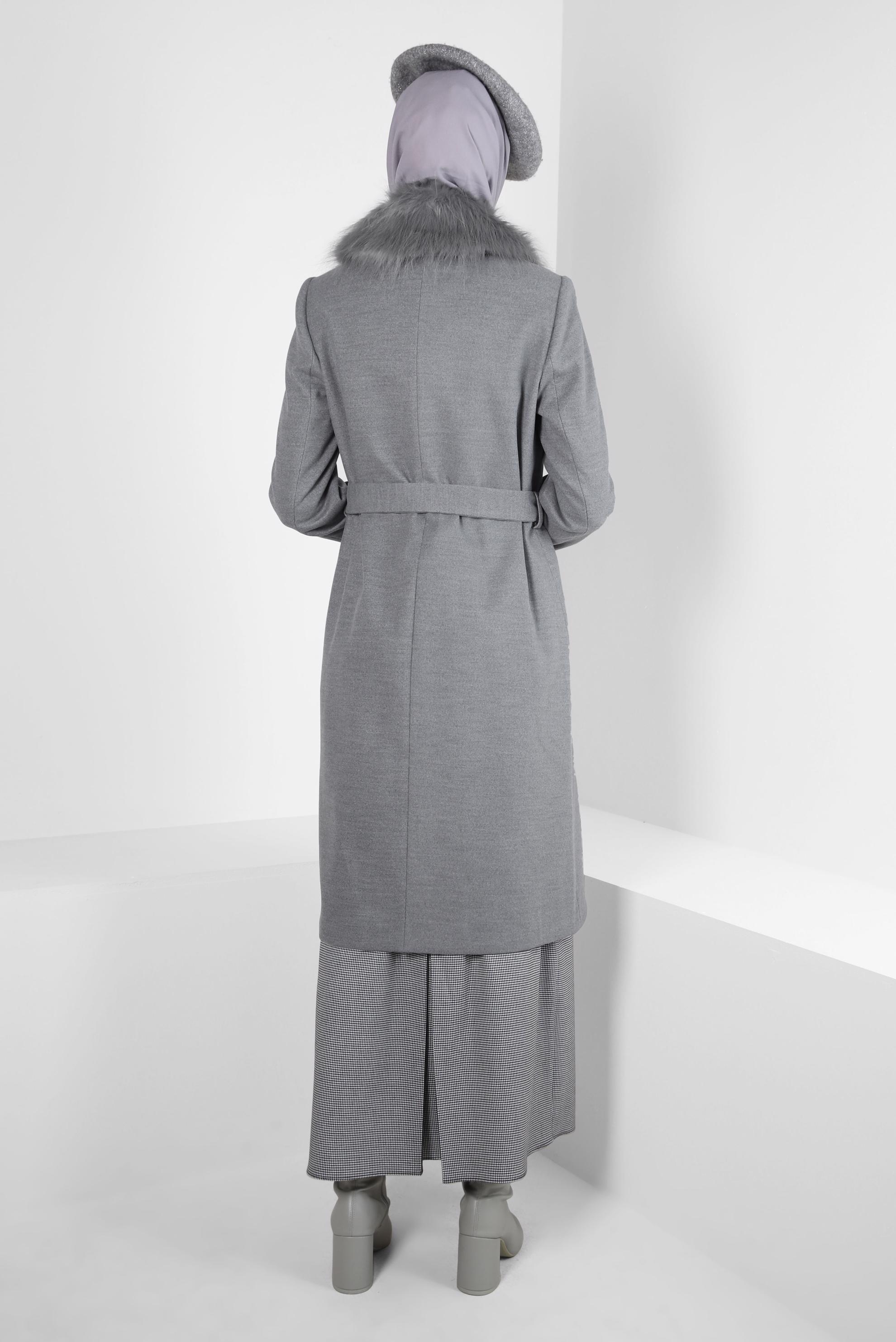 Tesettür giyim GRİ KÜRK DETAYLI KUŞAKLI KABAN 90407