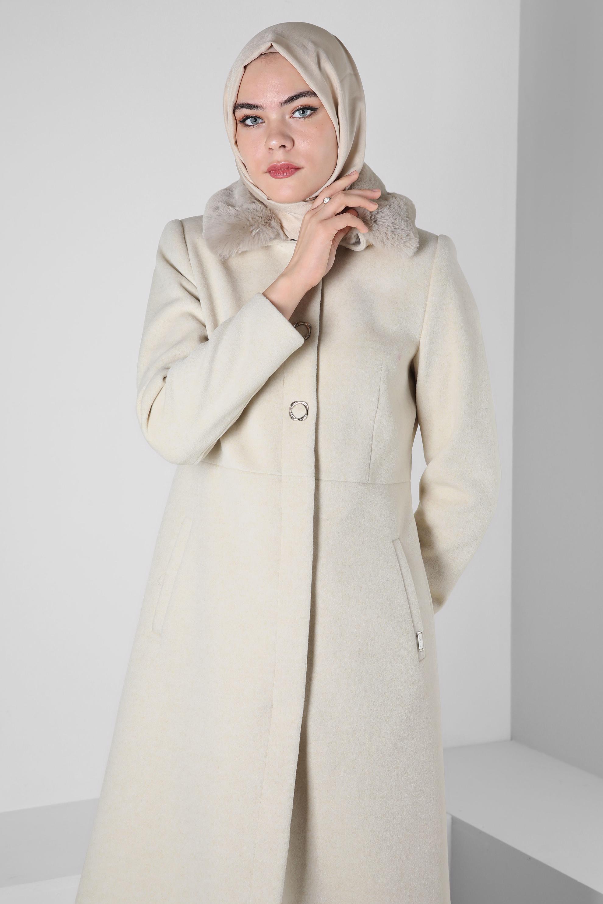 Tesettür giyim EKRU KÜRK DETAYLI KABAN 90410