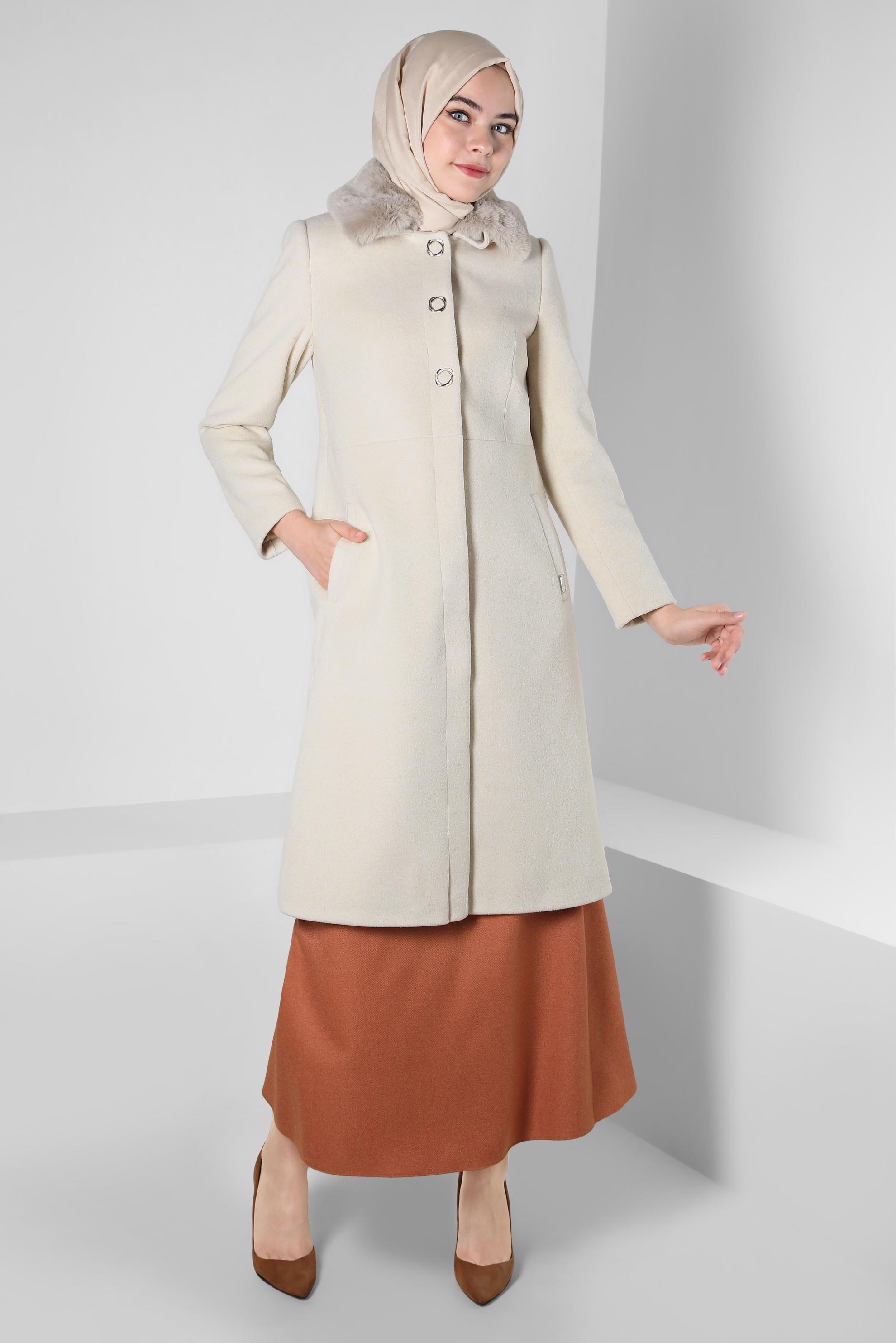 Tesettür giyim EKRU KÜRK DETAYLI KABAN 90410