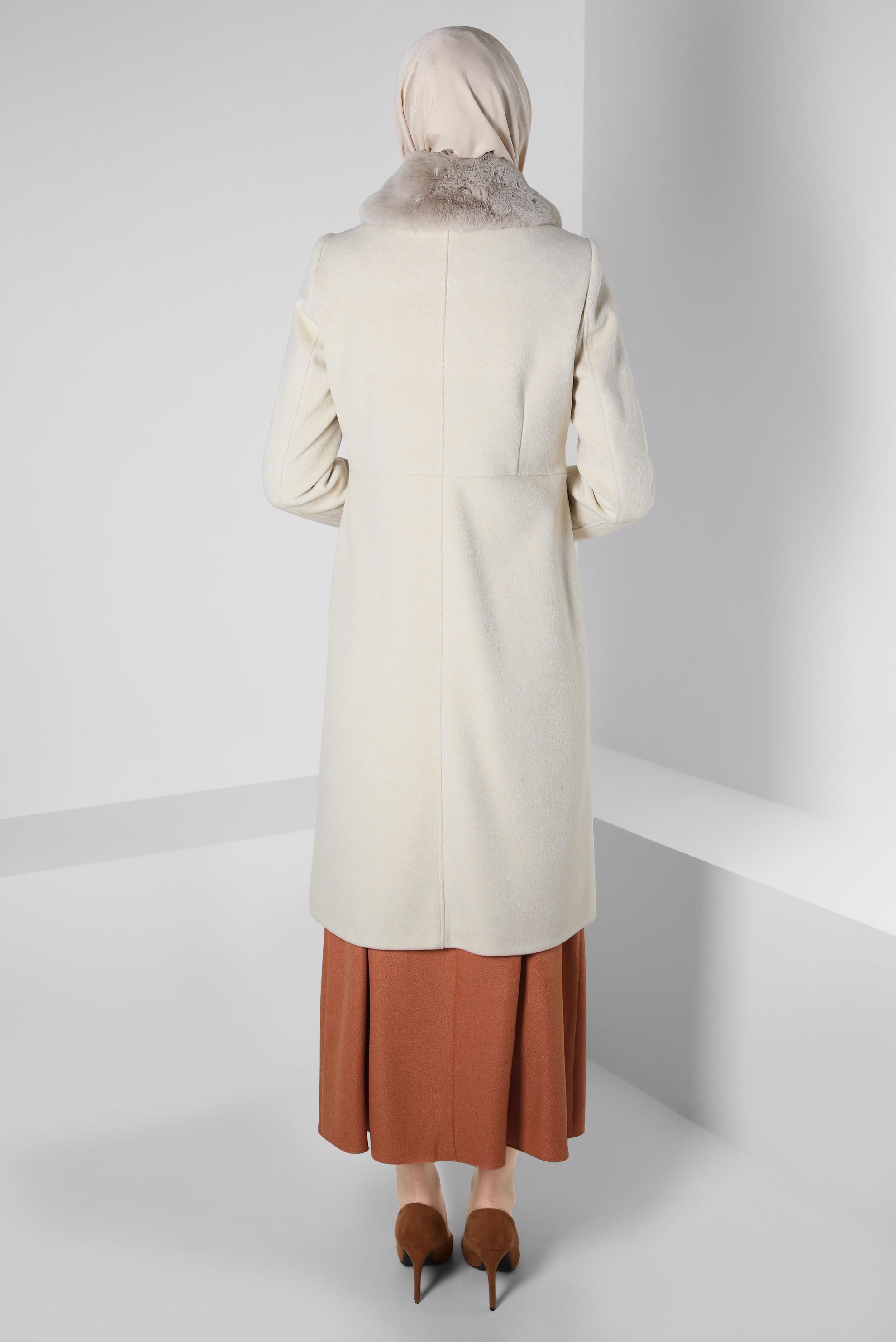 Tesettür giyim EKRU KÜRK DETAYLI KABAN 90410