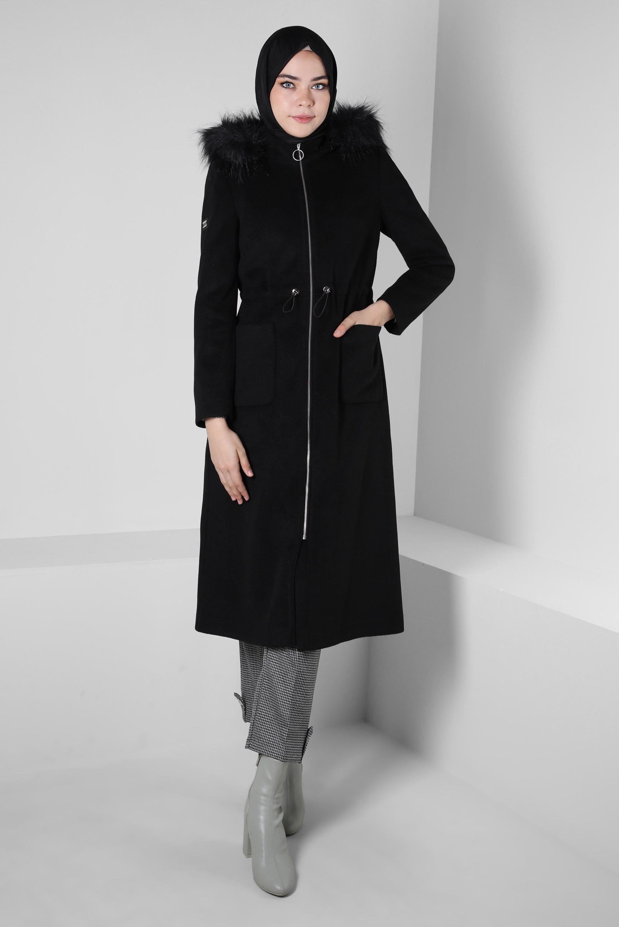 Tesettür giyim SİYAH KAPÜŞONU KÜRKLÜ KABAN 90412
