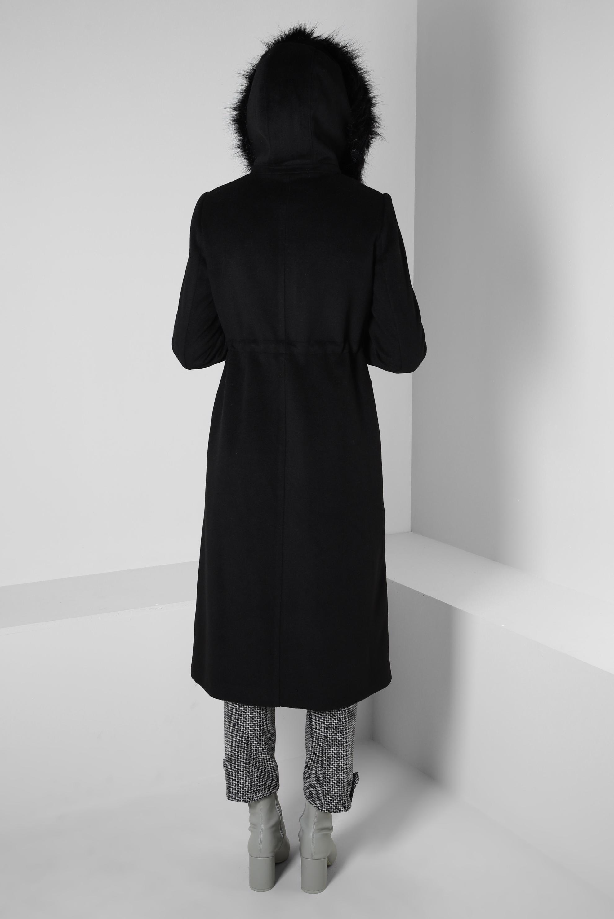 Tesettür giyim SİYAH KAPÜŞONU KÜRKLÜ KABAN 90412