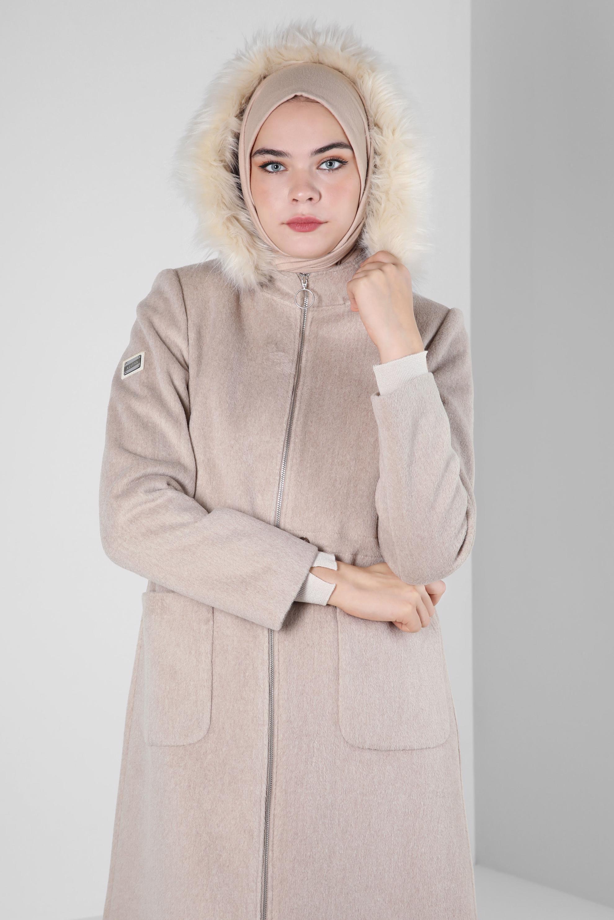 Tesettür giyim BEJ KAPÜŞONU KÜRKLÜ KABAN 90412