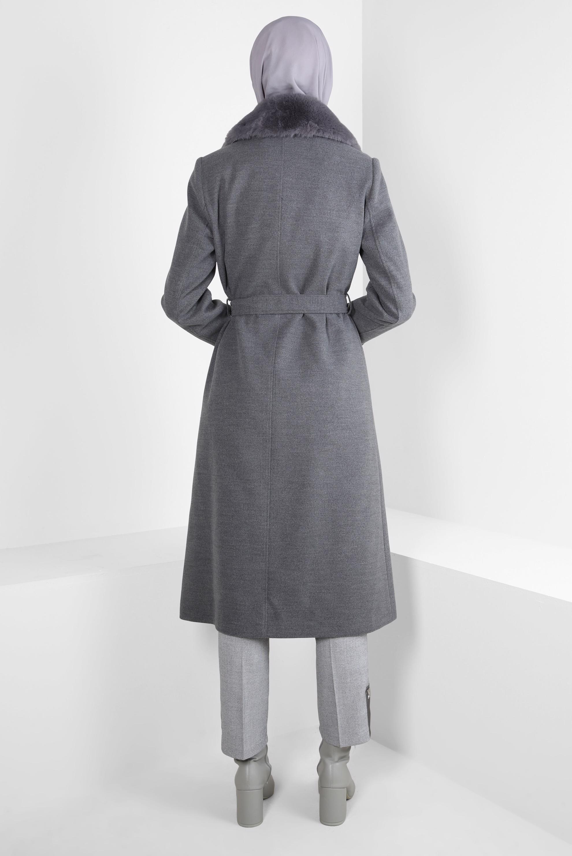 Tesettür giyim GRİ KÜRK DETAYLI KUŞAKLI KABAN 90414