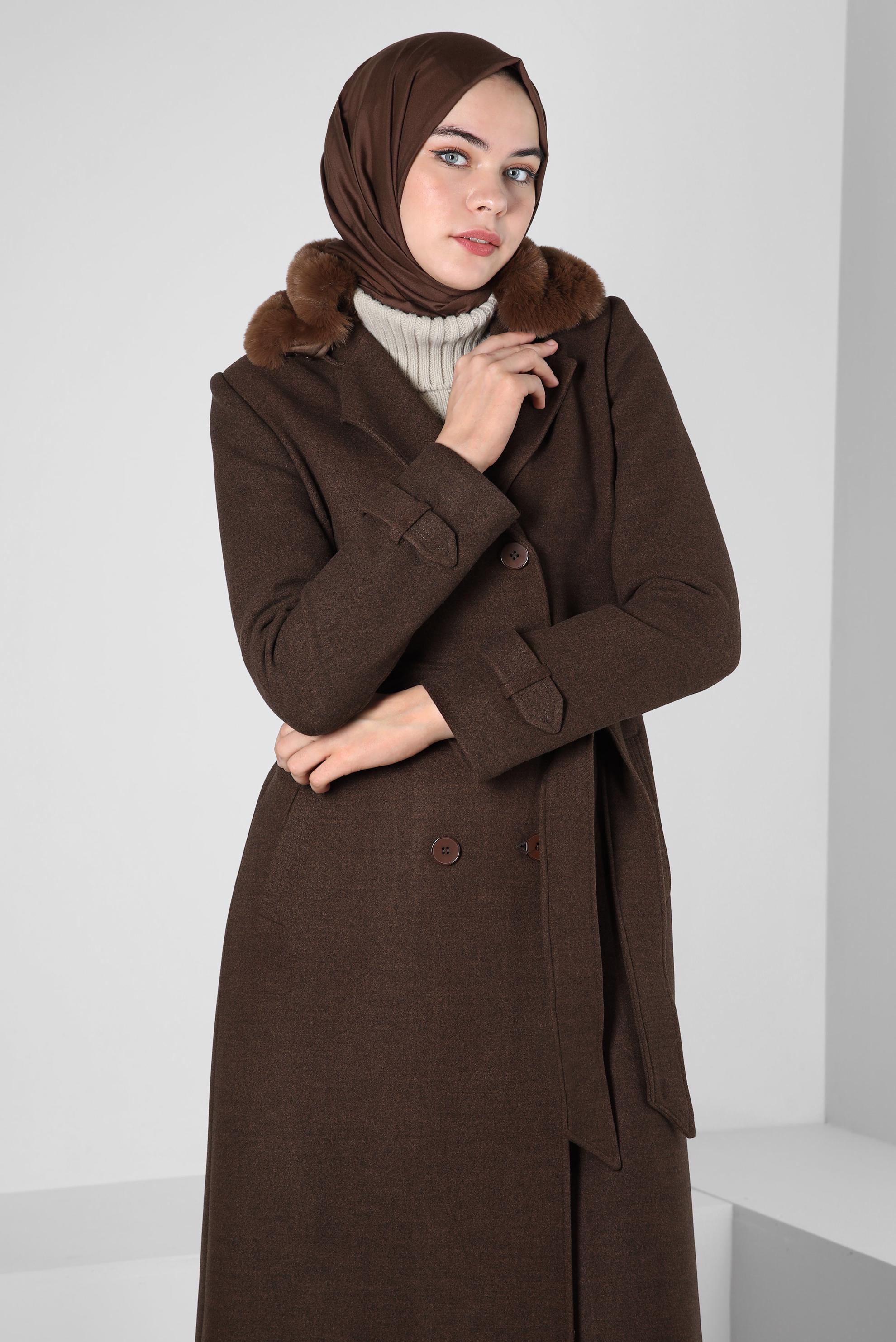 Tesettür giyim KAHVE KÜRK DETAYLI KUŞAKLI KABAN 90414